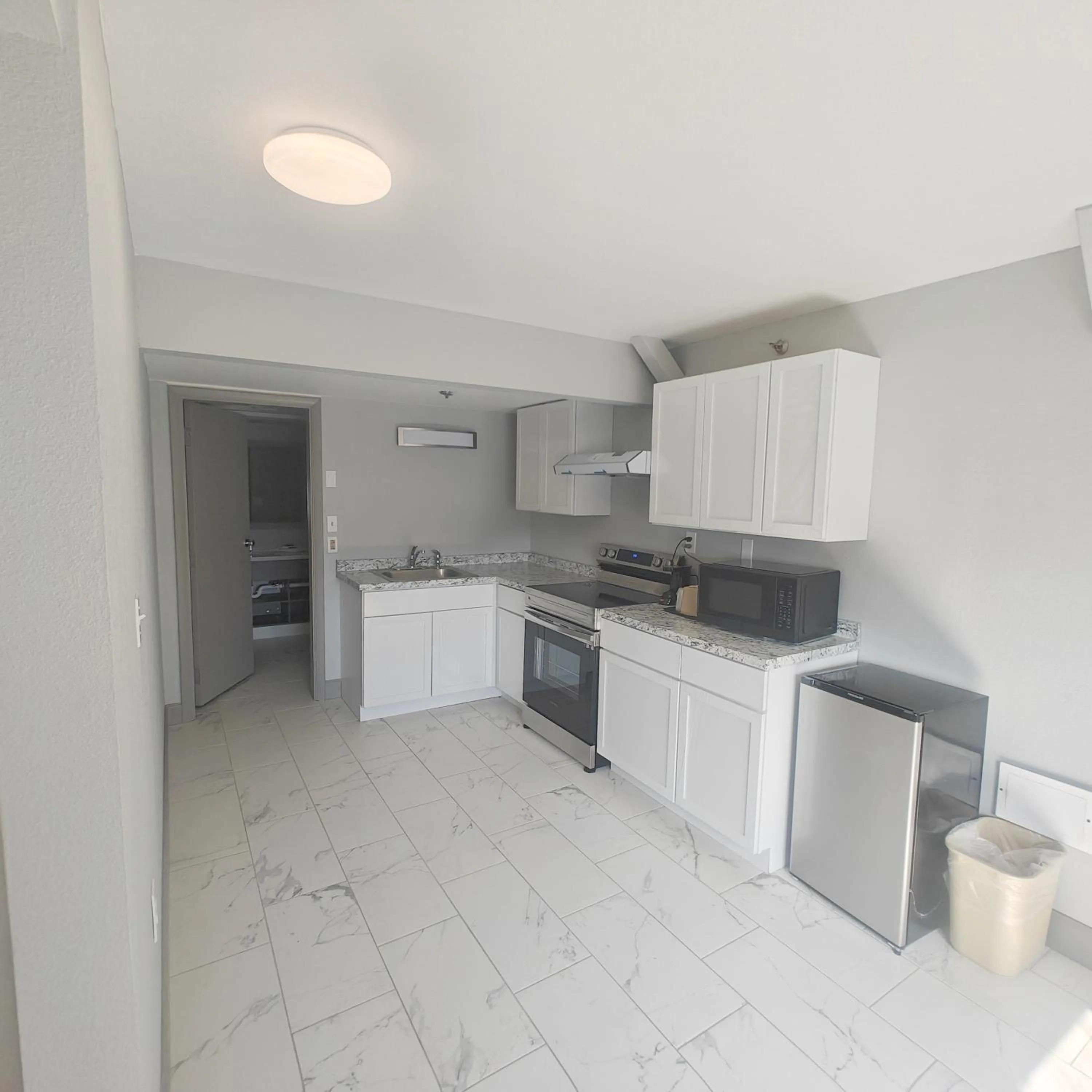 Kitchen or kitchenette in Mountain Vista Inn & Suites - Walking Distance to the Island