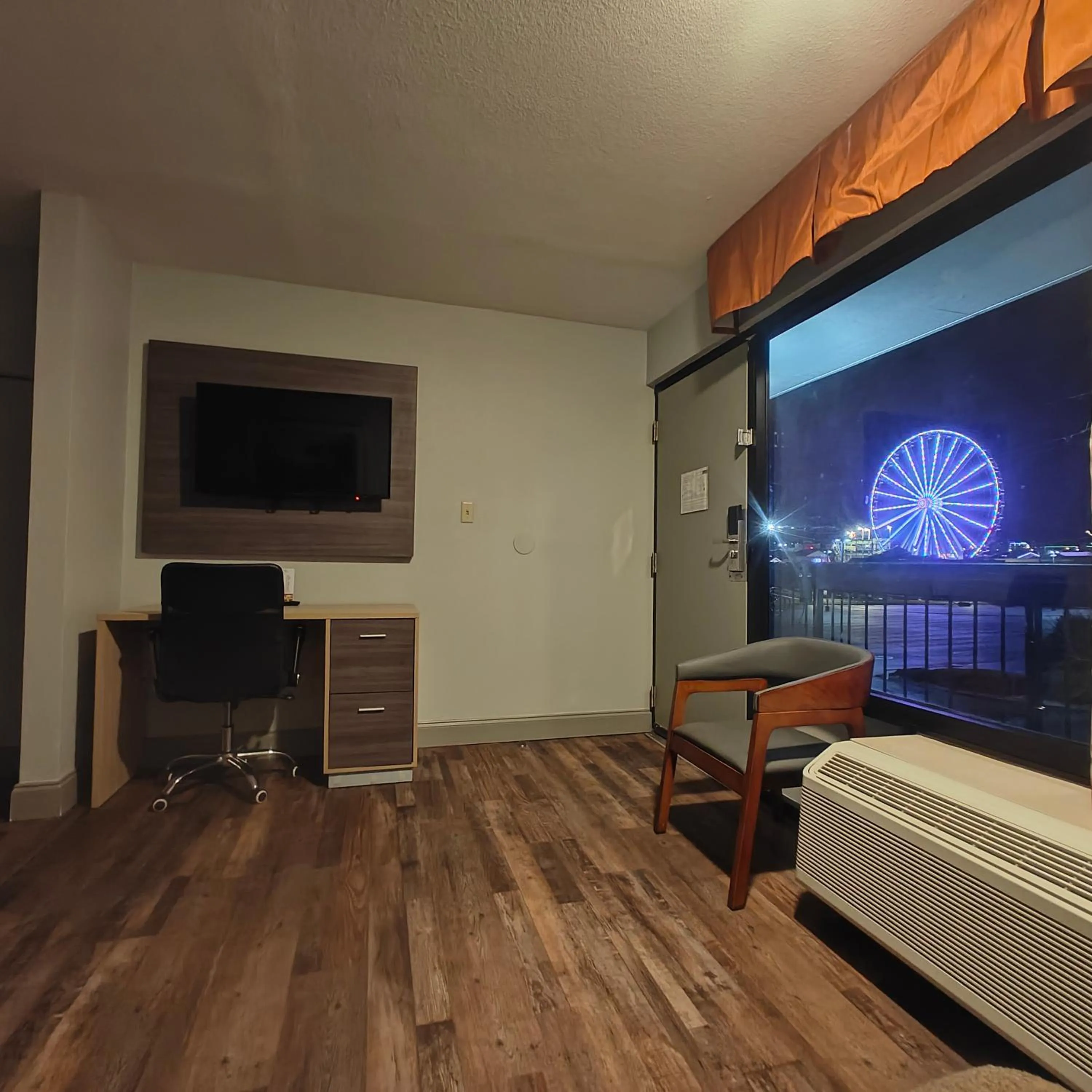 Communal lounge/ TV room in Mountain Vista Inn & Suites - Walking Distance to the Island