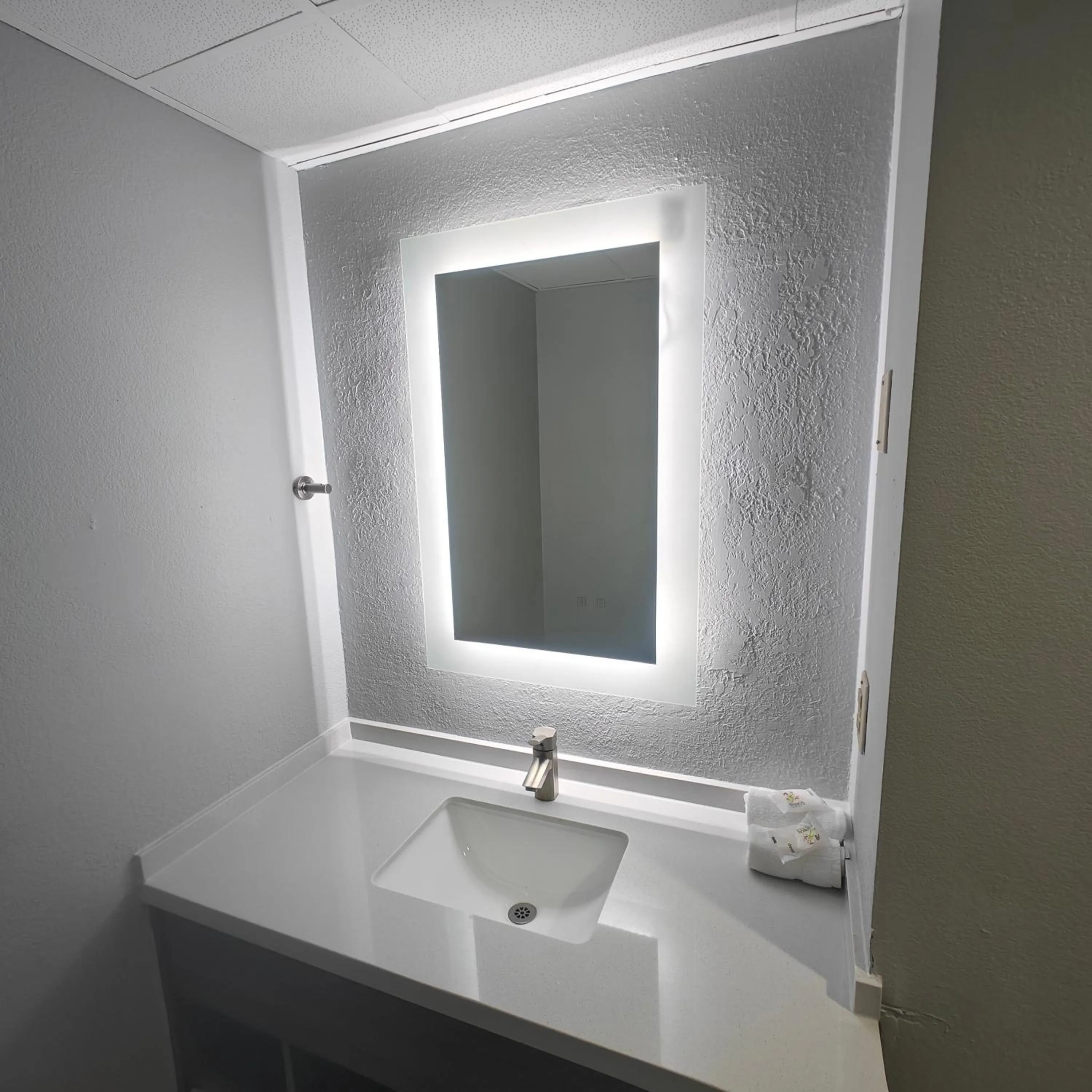 Mountain Vista Inn & Suites - Walking Distance to the Island