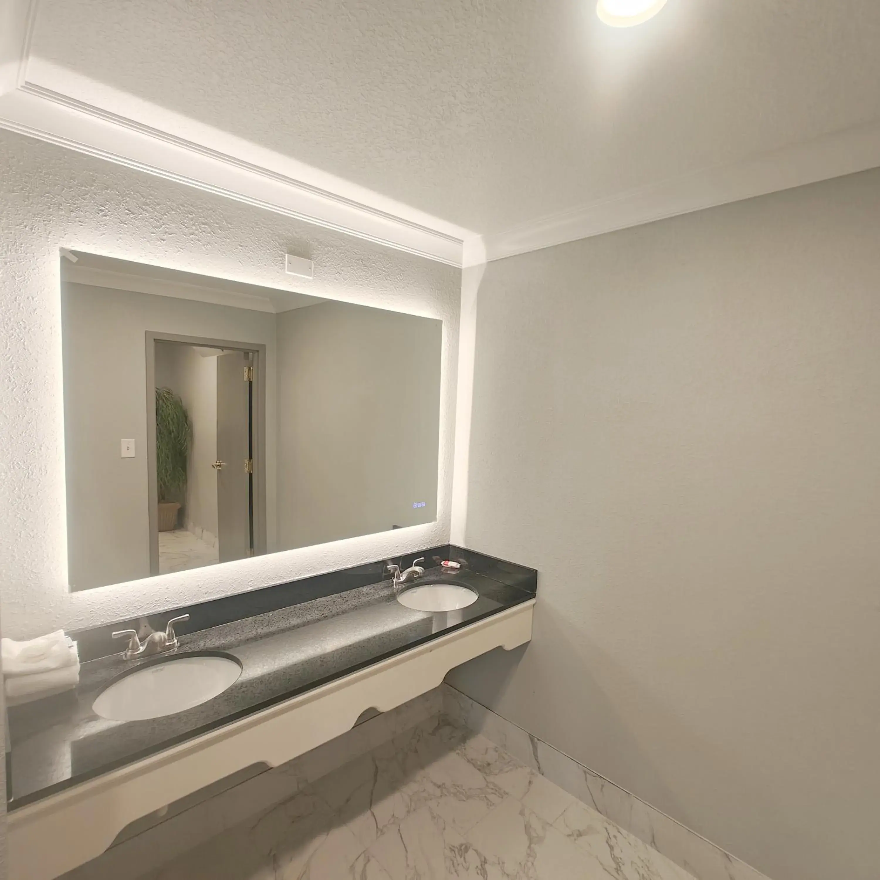 Penthouse Apartment in Mountain Vista Inn & Suites - Walking Distance to the Island Penthouse Apartment in Mountain Vista Inn & Suites - Walking Distance to the Island