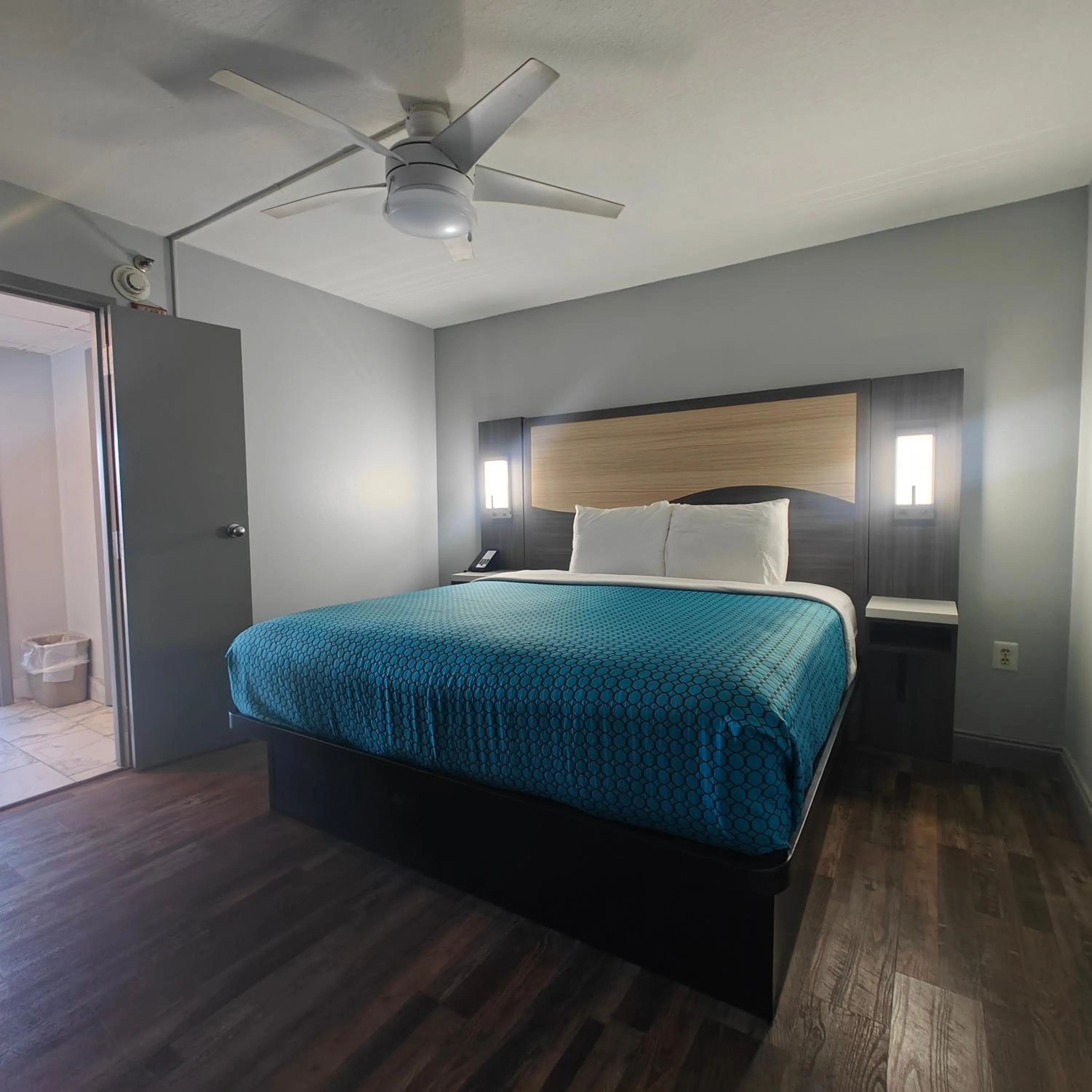 Bed in Mountain Vista Inn & Suites - Walking Distance to the Island