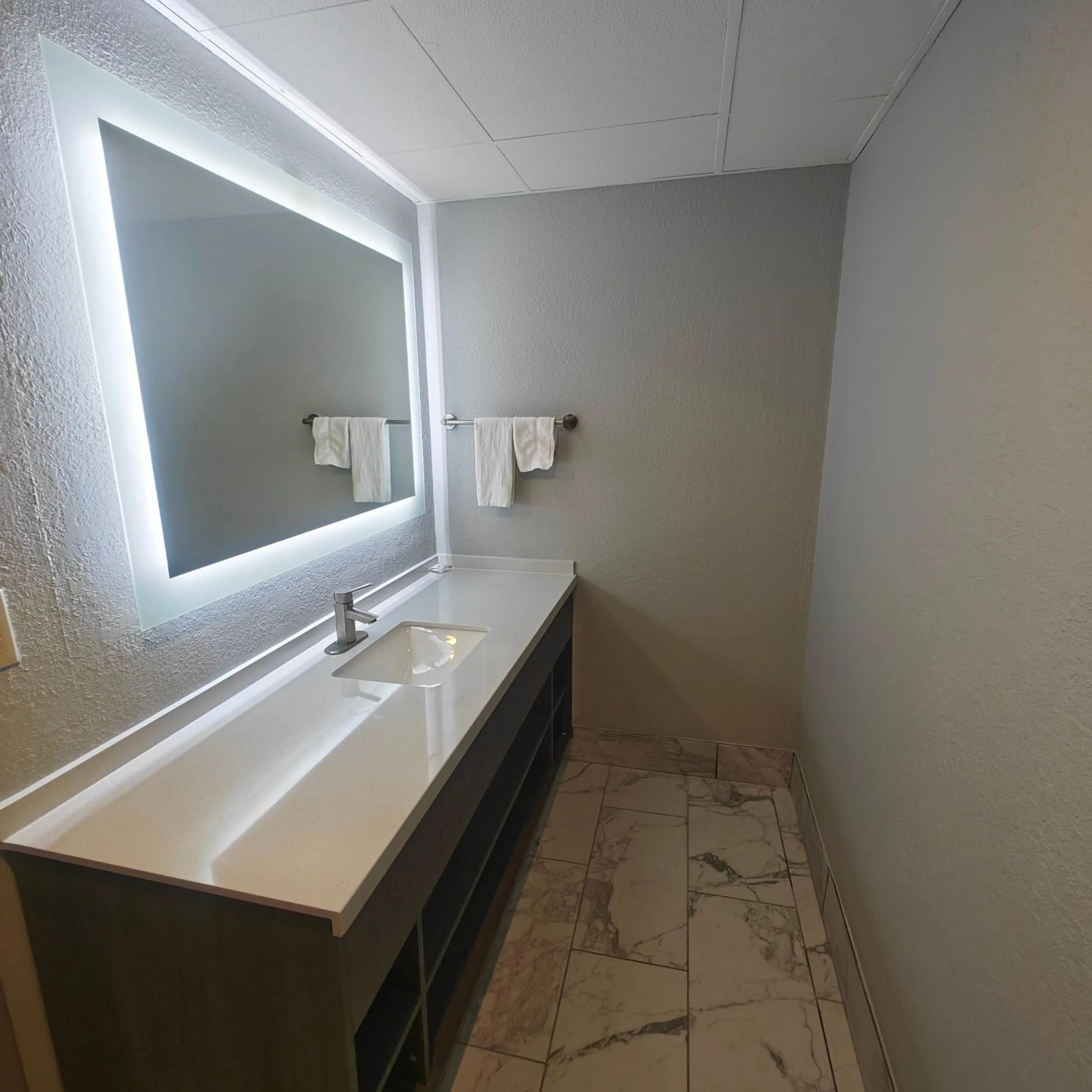 Mountain Vista Inn & Suites - Walking Distance to the Island