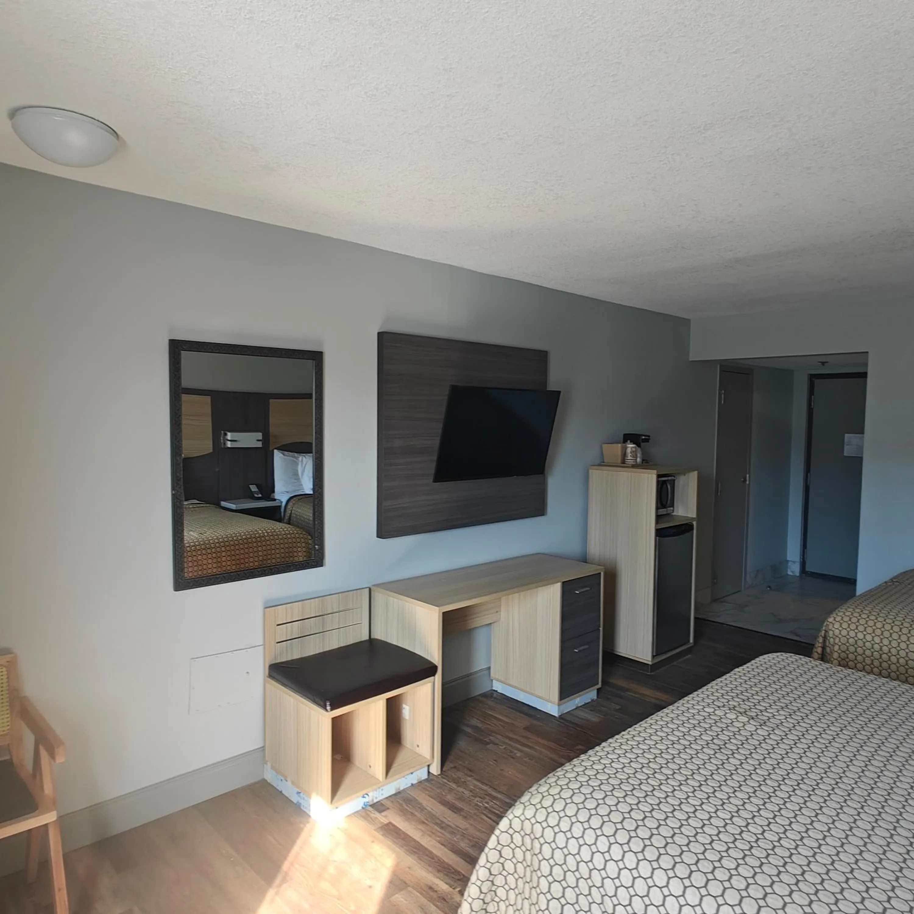 Photo of the whole room, Bed in Mountain Vista Inn & Suites - Walking Distance to the Island