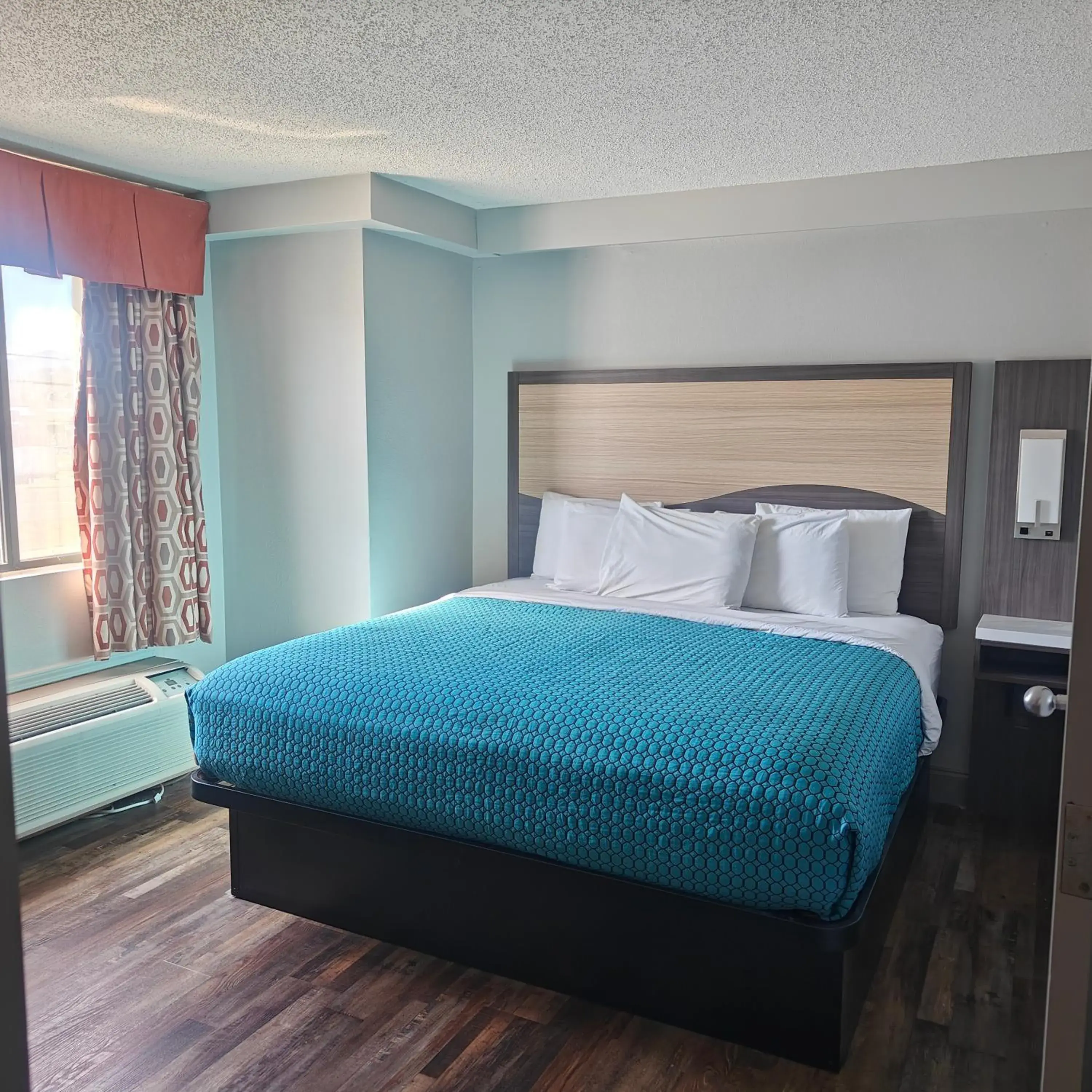 Presidential Suite with Kitchenette in Mountain Vista Inn & Suites - Walking Distance to the Island Presidential Suite with Kitchenette in Mountain Vista Inn & Suites - Walking Distance to the Island
