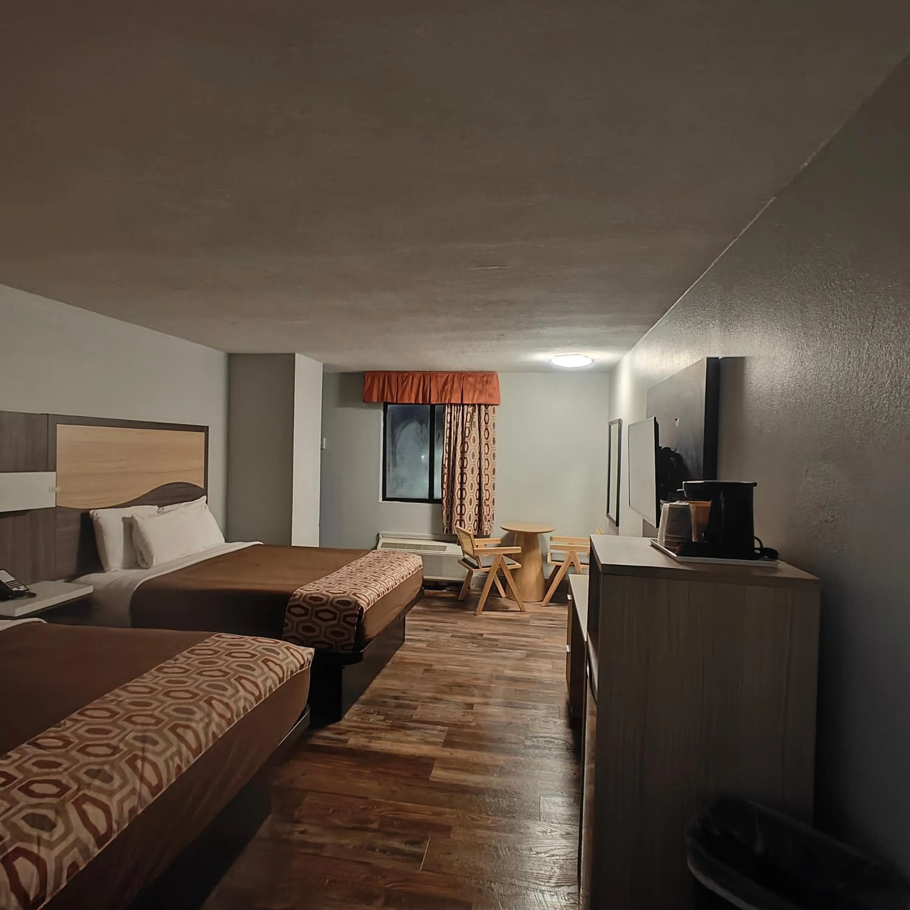 Bed in Mountain Vista Inn & Suites - Walking Distance to the Island