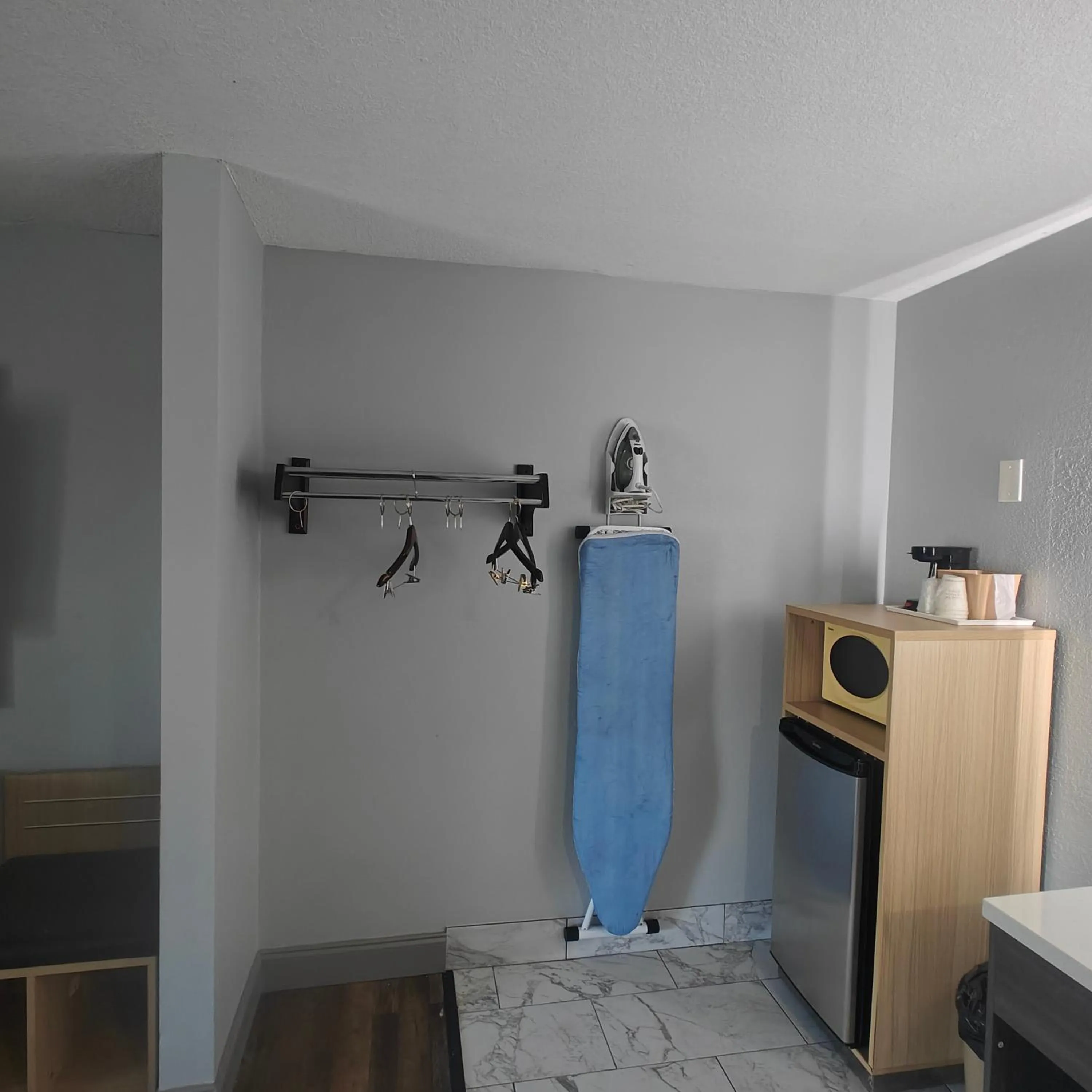 Mountain Vista Inn & Suites - Walking Distance to the Island