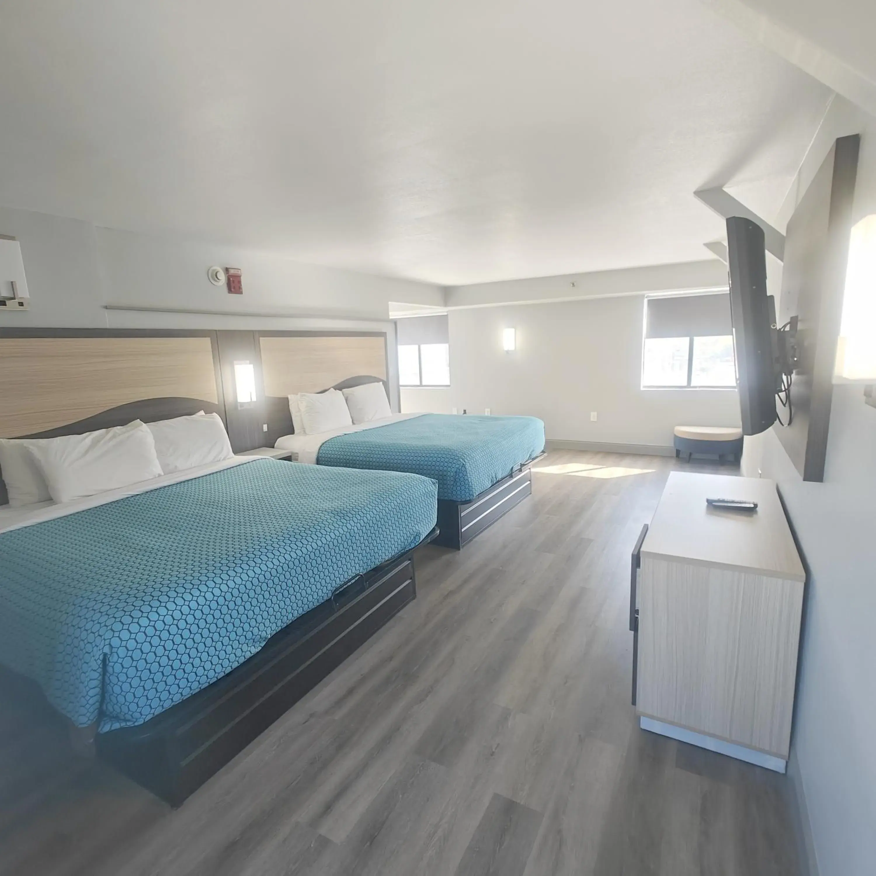 Full Kitchen - With King Beds in Mountain Vista Inn & Suites - Walking Distance to the Island Full Kitchen - With King Beds in Mountain Vista Inn & Suites - Walking Distance to the Island