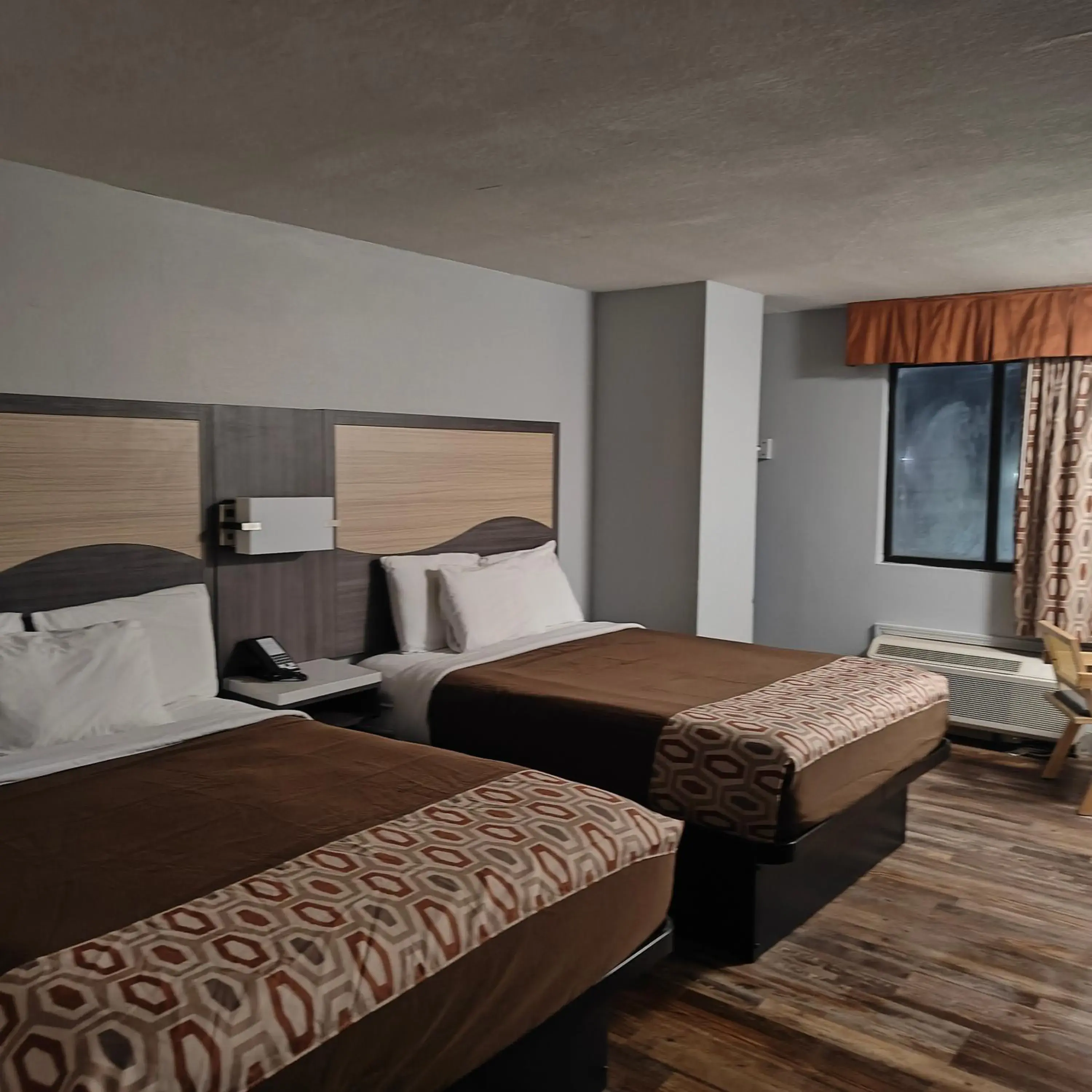 Queen Room with Two Queen Beds in Mountain Vista Inn & Suites - Walking Distance to the Island Queen Room with Two Queen Beds in Mountain Vista Inn & Suites - Walking Distance to the Island