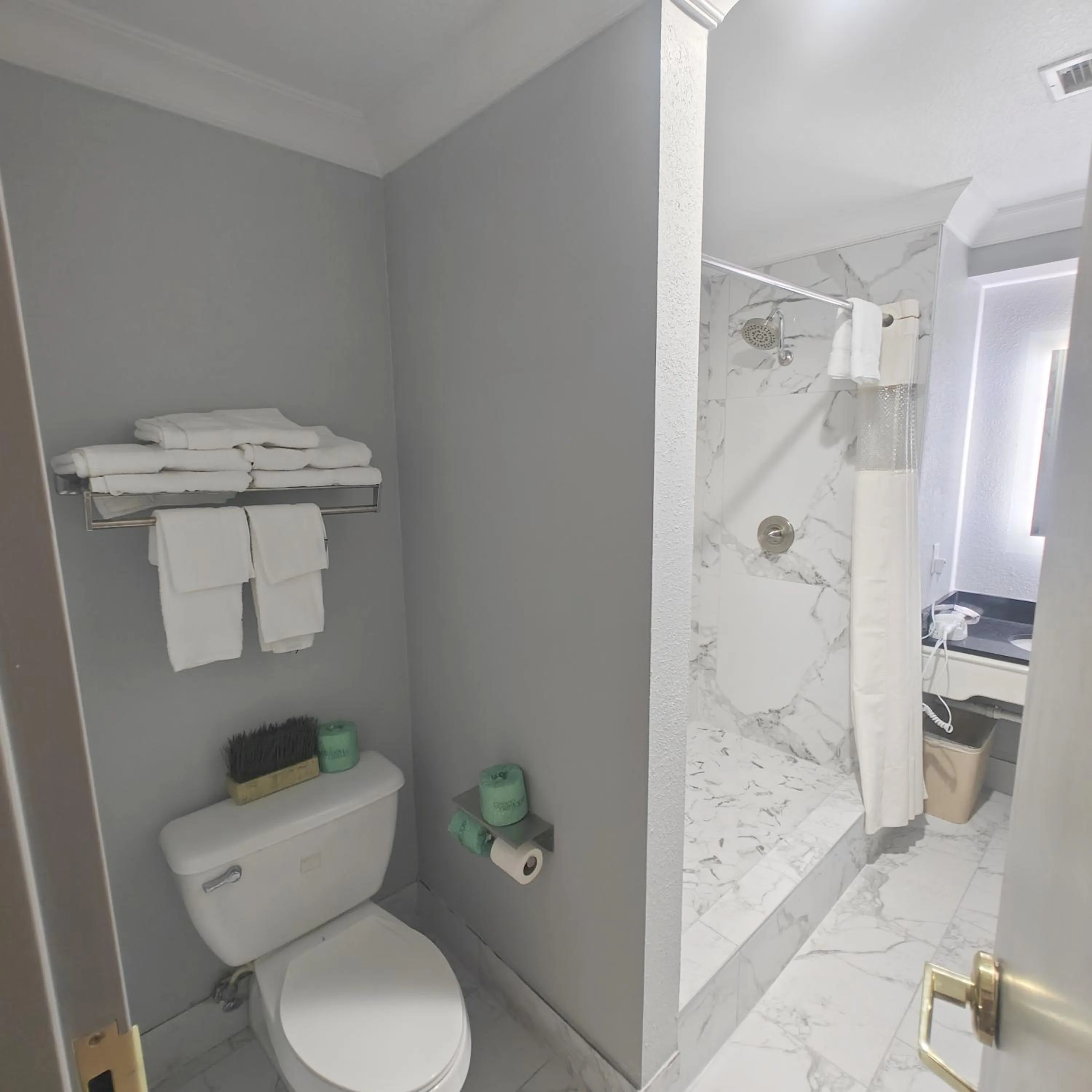 Mountain Vista Inn & Suites - Walking Distance to the Island