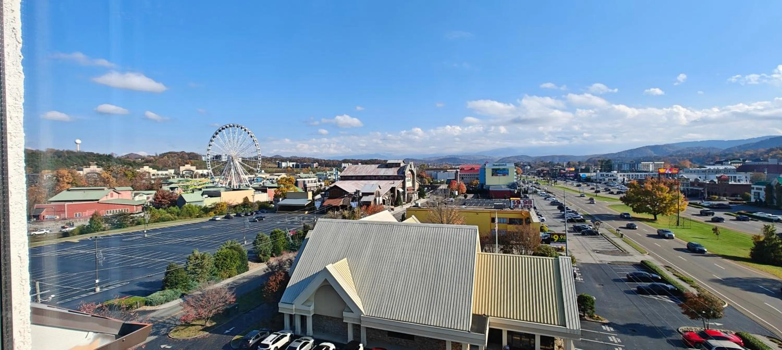 Mountain Vista Inn & Suites - Walking Distance to the Island