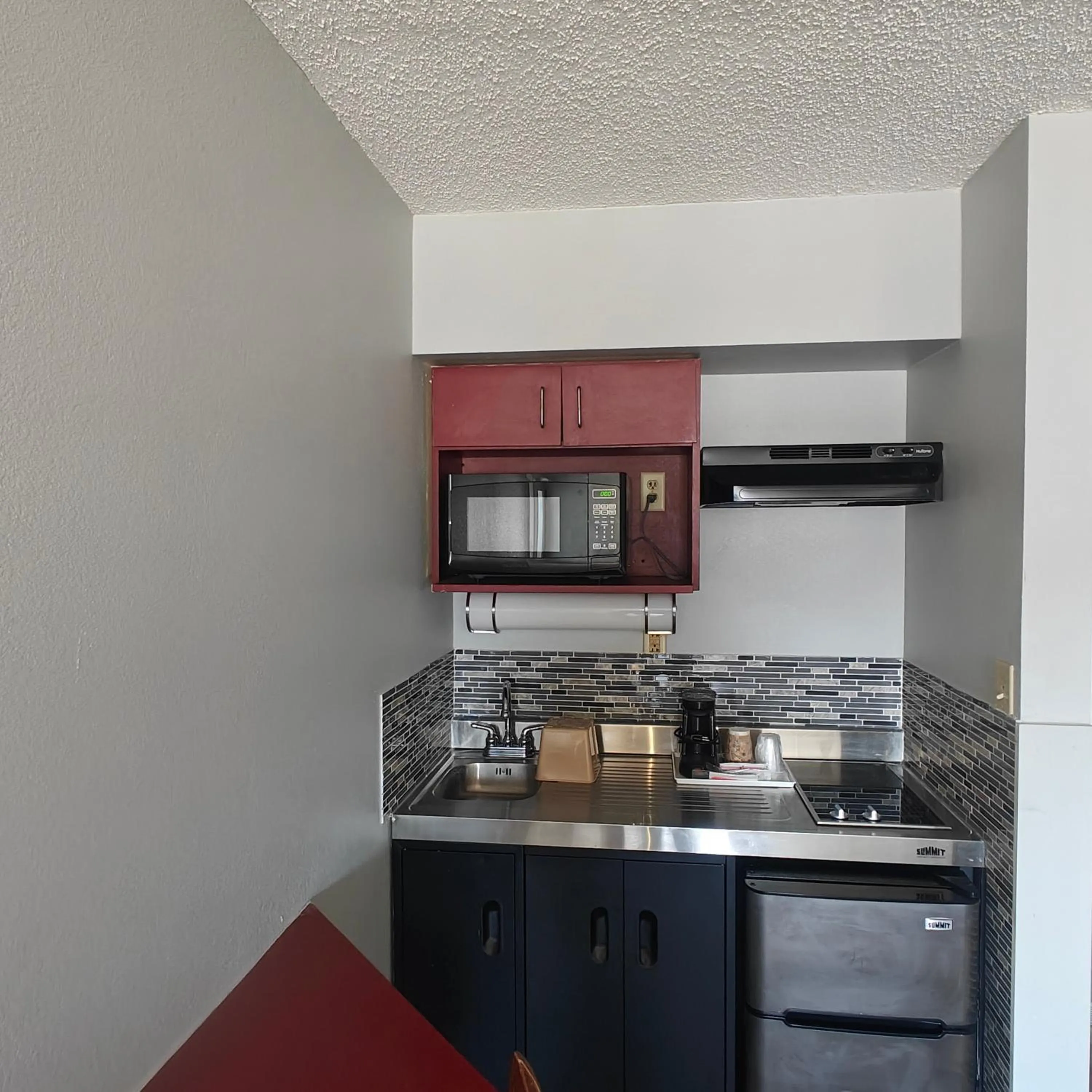 Kitchen or kitchenette in Mountain Vista Inn & Suites - Walking Distance to the Island