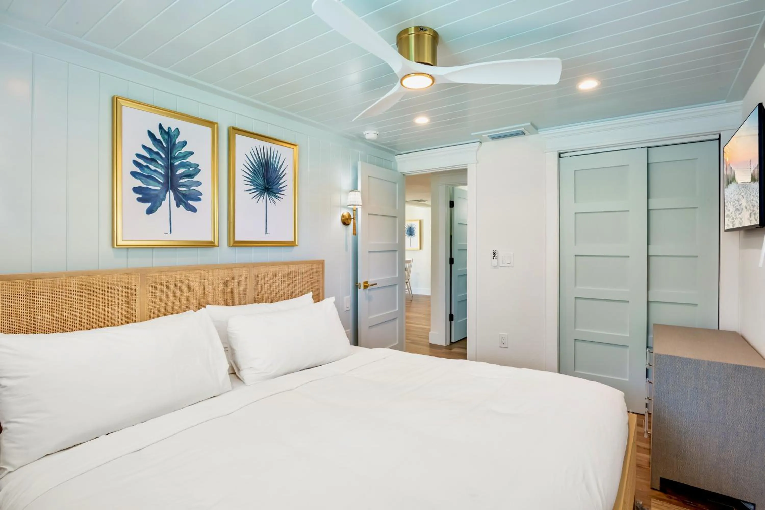 Bed in Tropical Breeze Resort