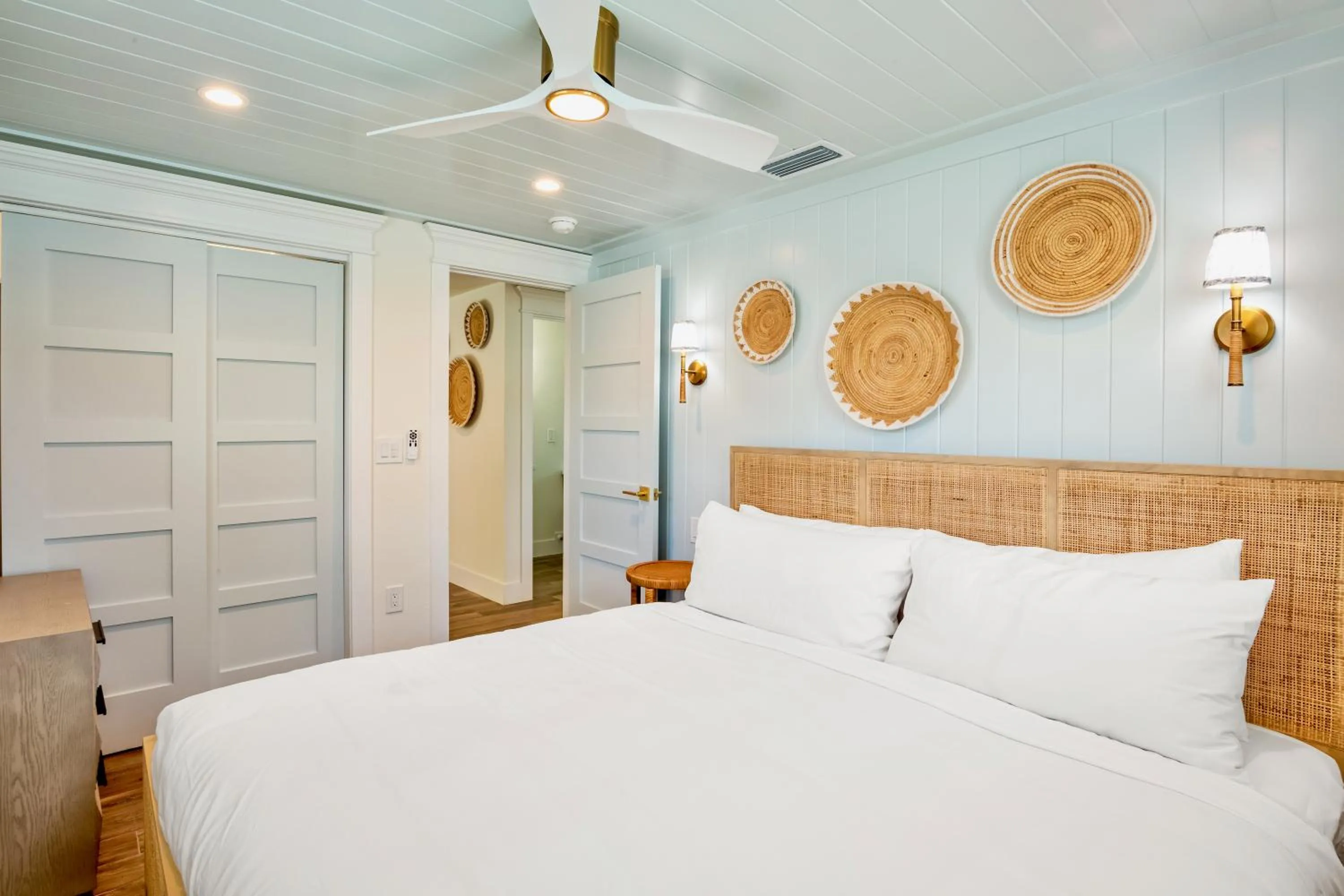 Bed in Tropical Breeze Resort