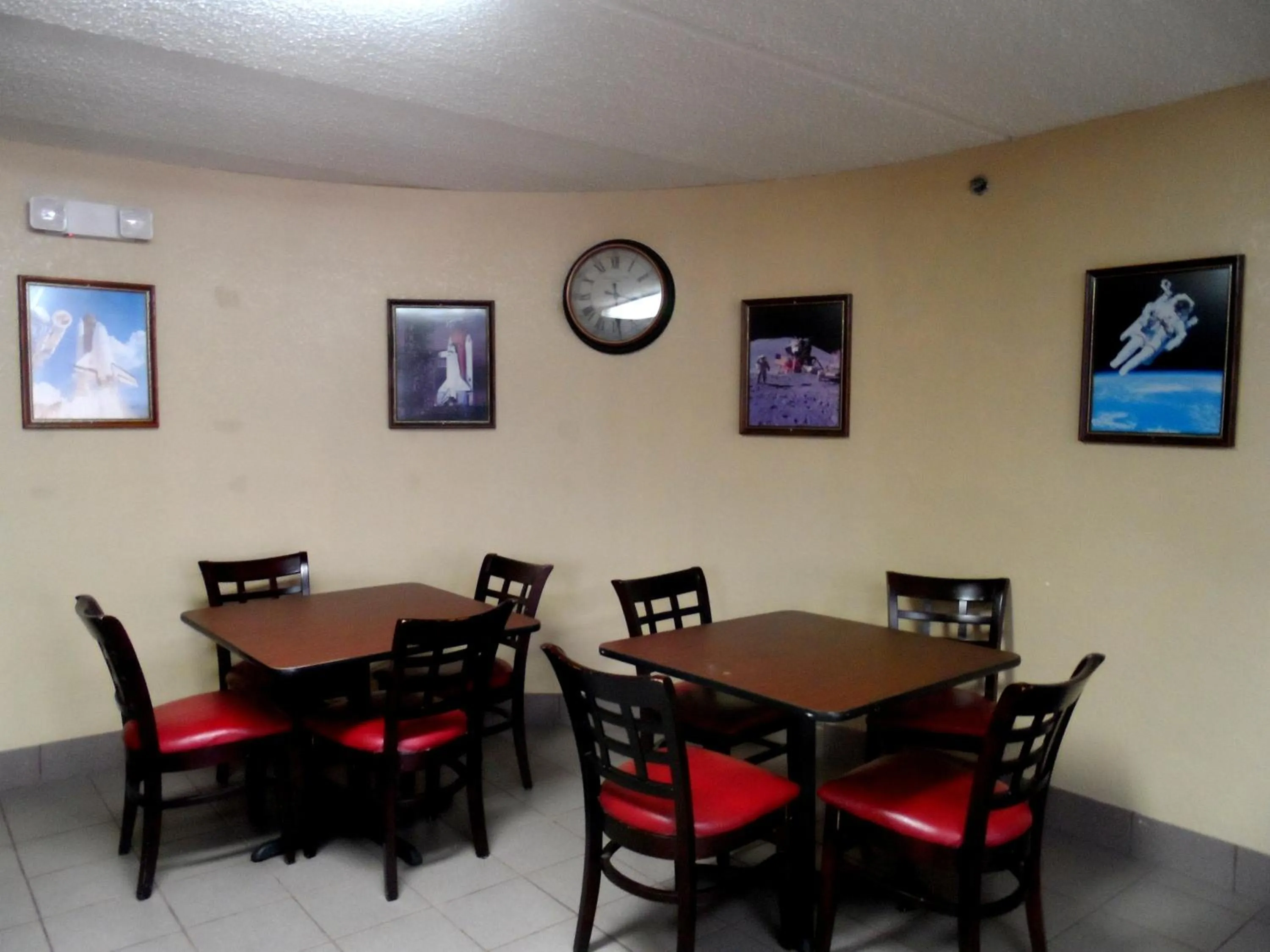 Restaurant/places to eat in Budgetel Inn Houston/Nasa