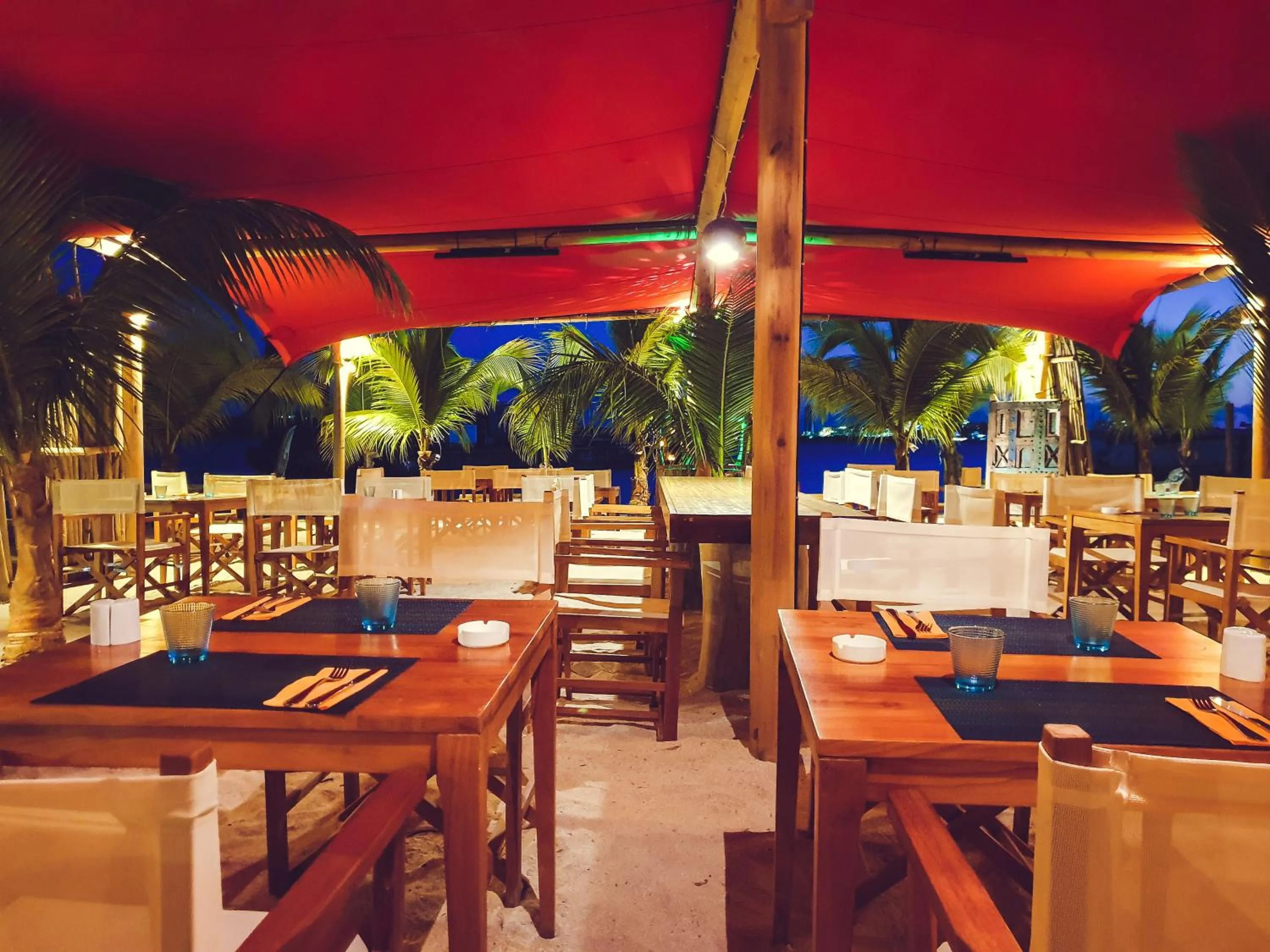 Restaurant/places to eat in Hommage Hotel & Residences