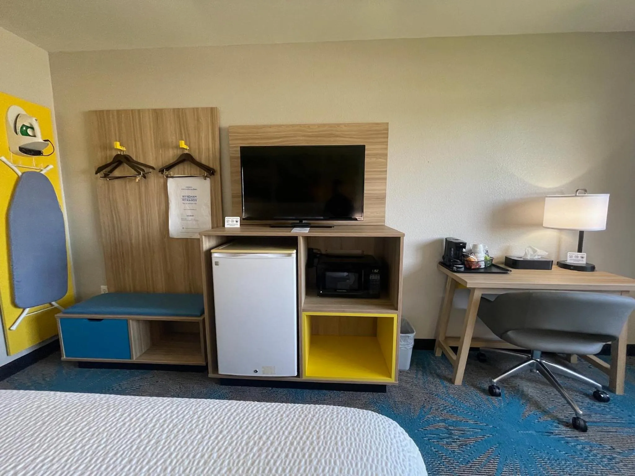 TV and multimedia in Days Inn by Wyndham Imlay City