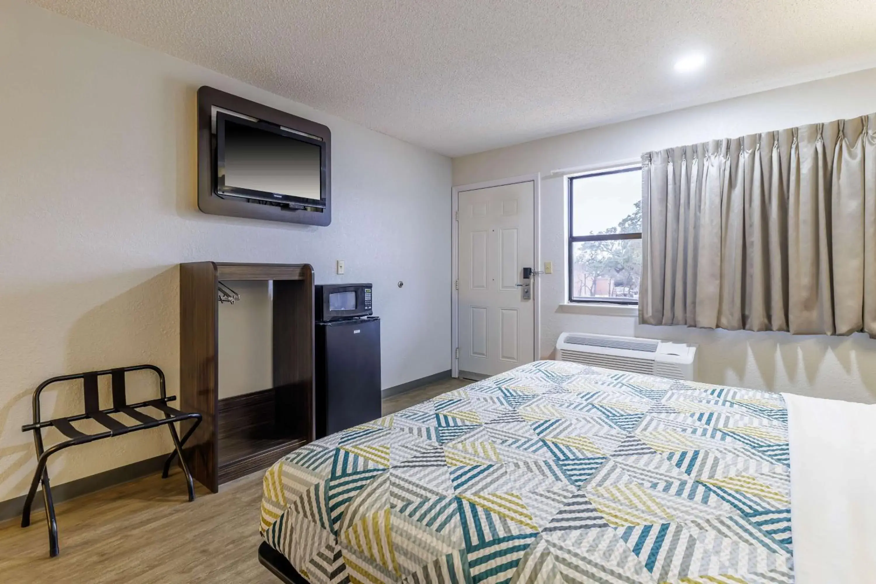 Bedroom, Bed in Motel 6 Boerne TX Bedroom, Bed in Motel 6 Boerne TX