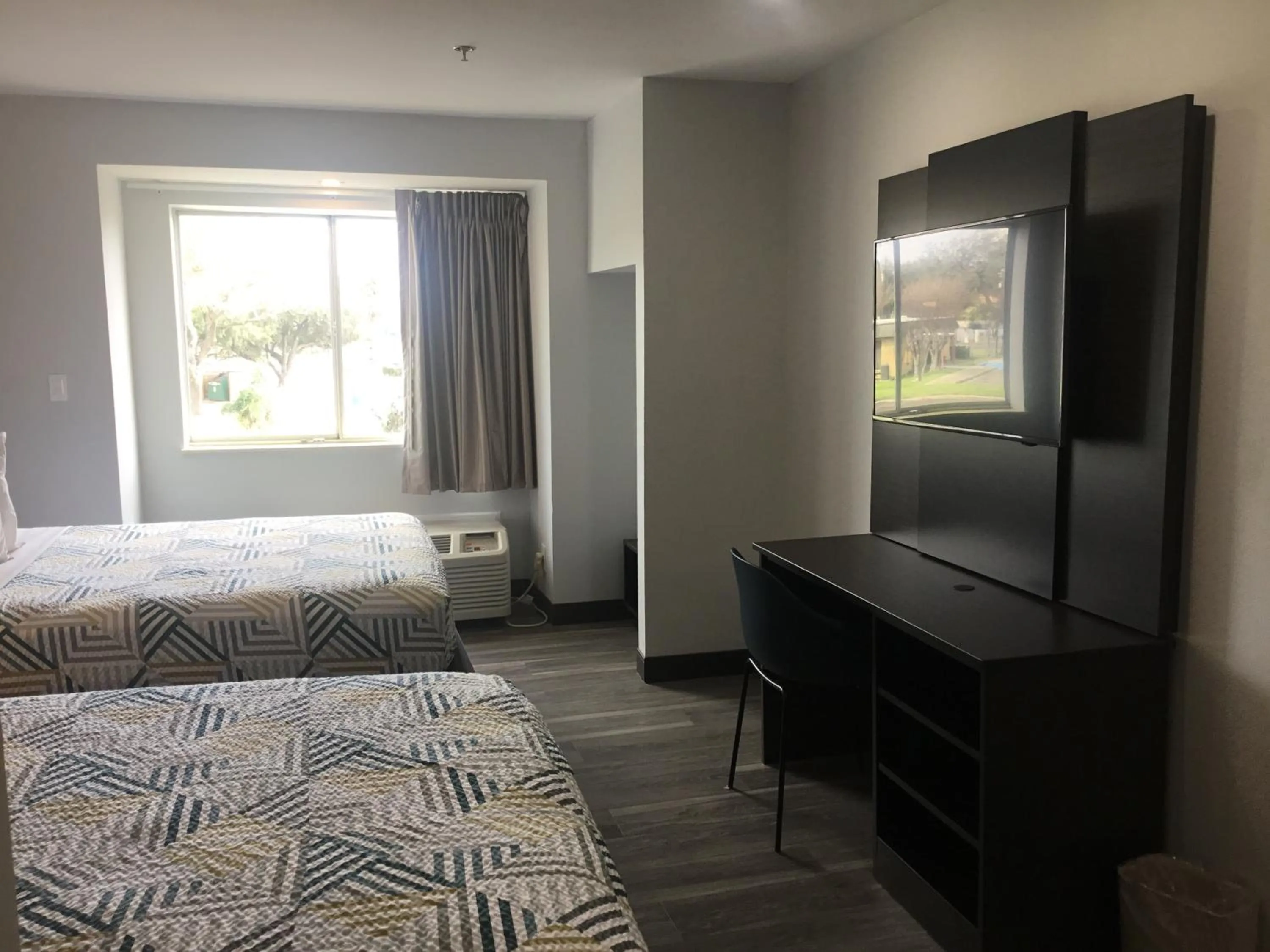 TV and multimedia, Bed in Motel 6-McAllen, TX - East