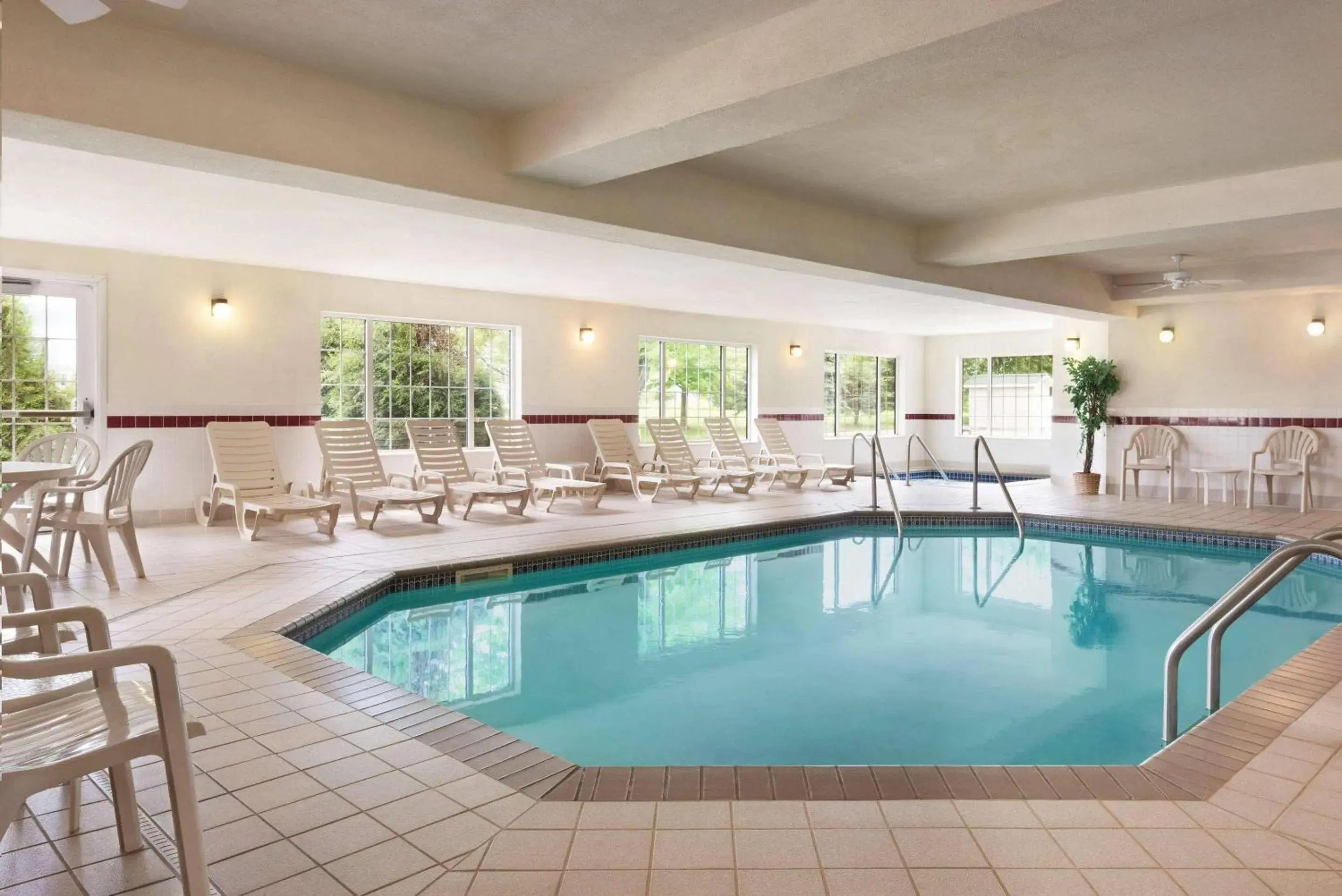 Swimming pool in Country Inn & Suites by Radisson, Mankato Hotel and Conference Center, MN Swimming pool in Country Inn & Suites by Radisson, Mankato Hotel and Conference Center, MN