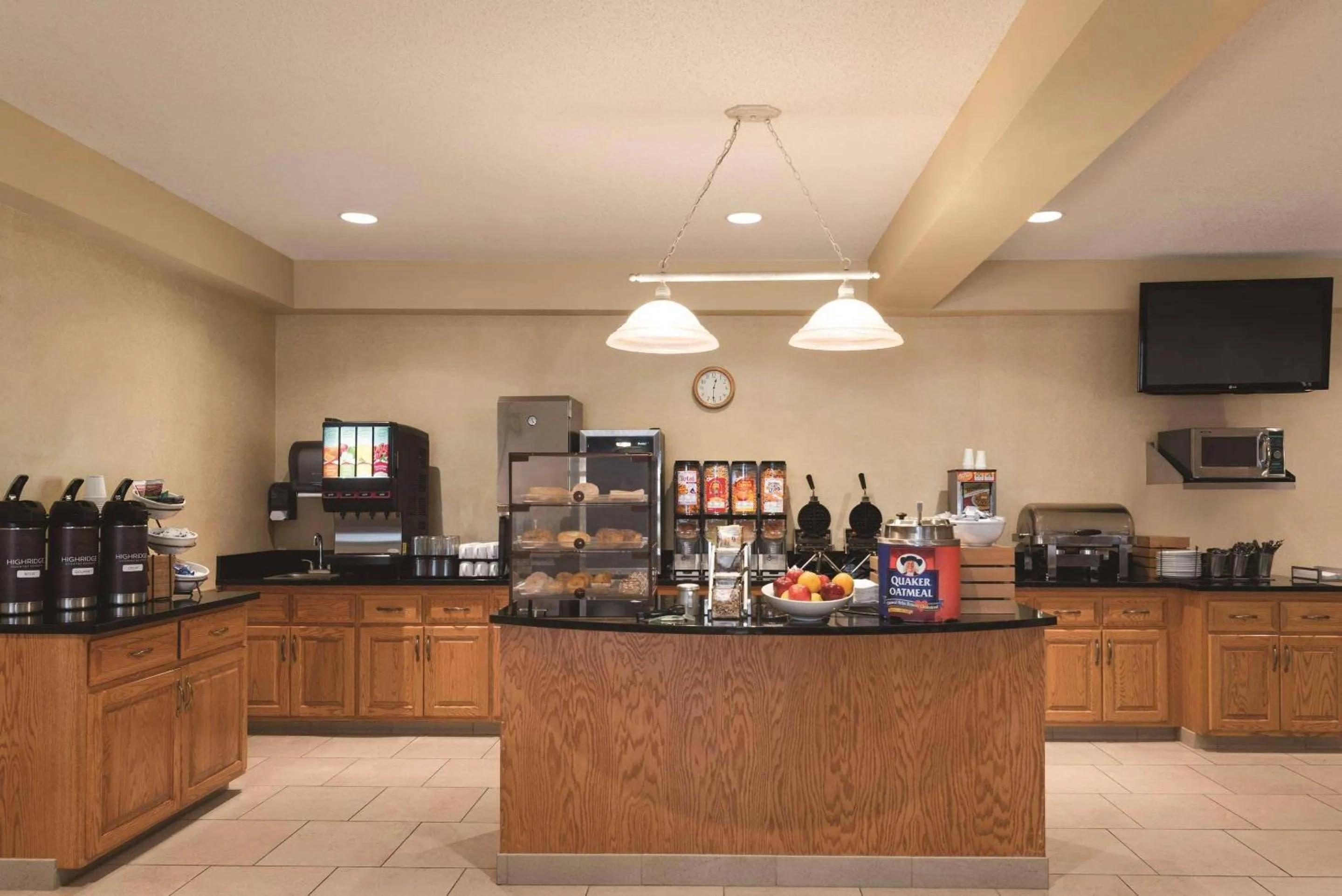 Breakfast in Country Inn & Suites by Radisson, Mankato Hotel and Conference Center, MN