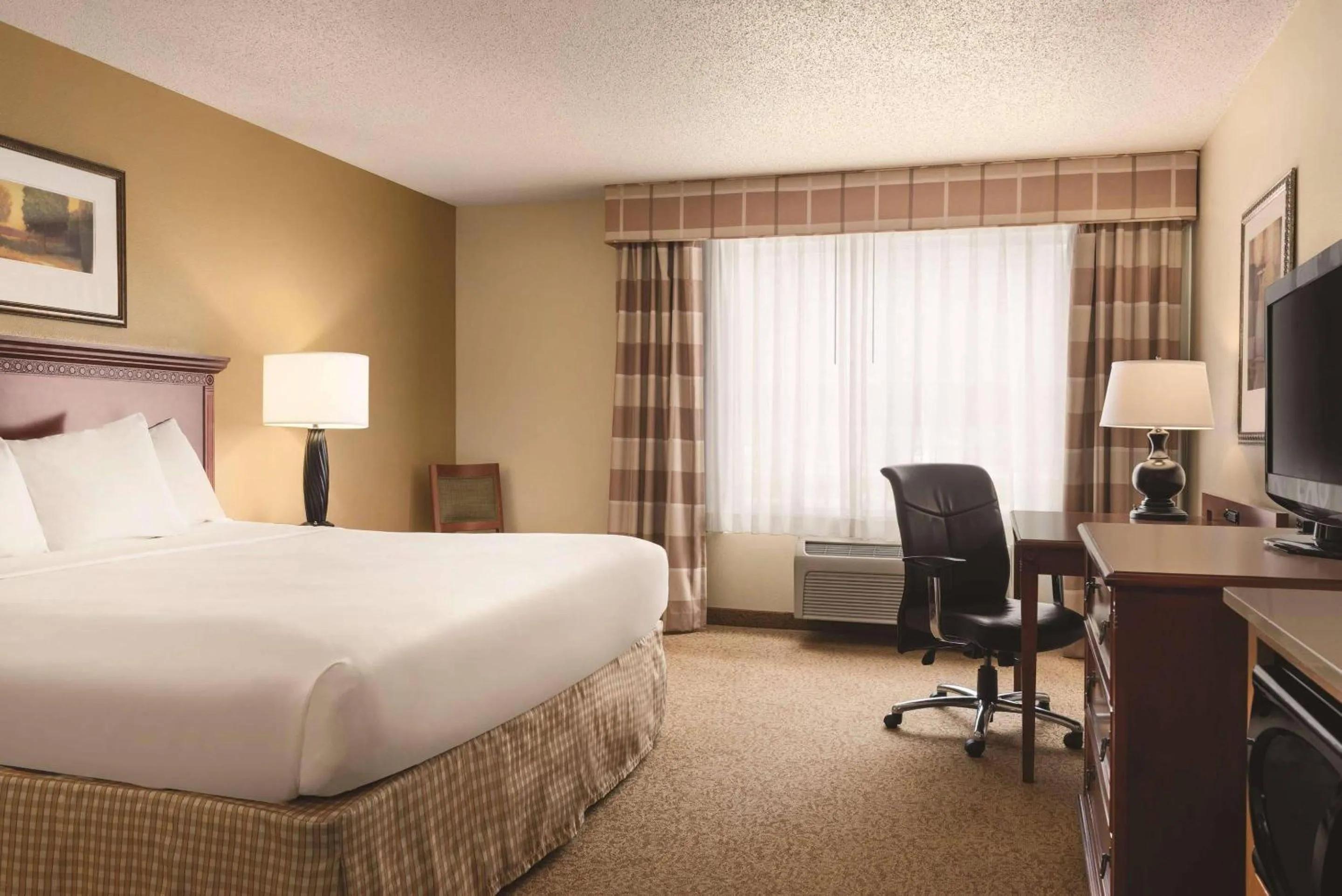 Bedroom, Bed in Country Inn & Suites by Radisson, Mankato Hotel and Conference Center, MN