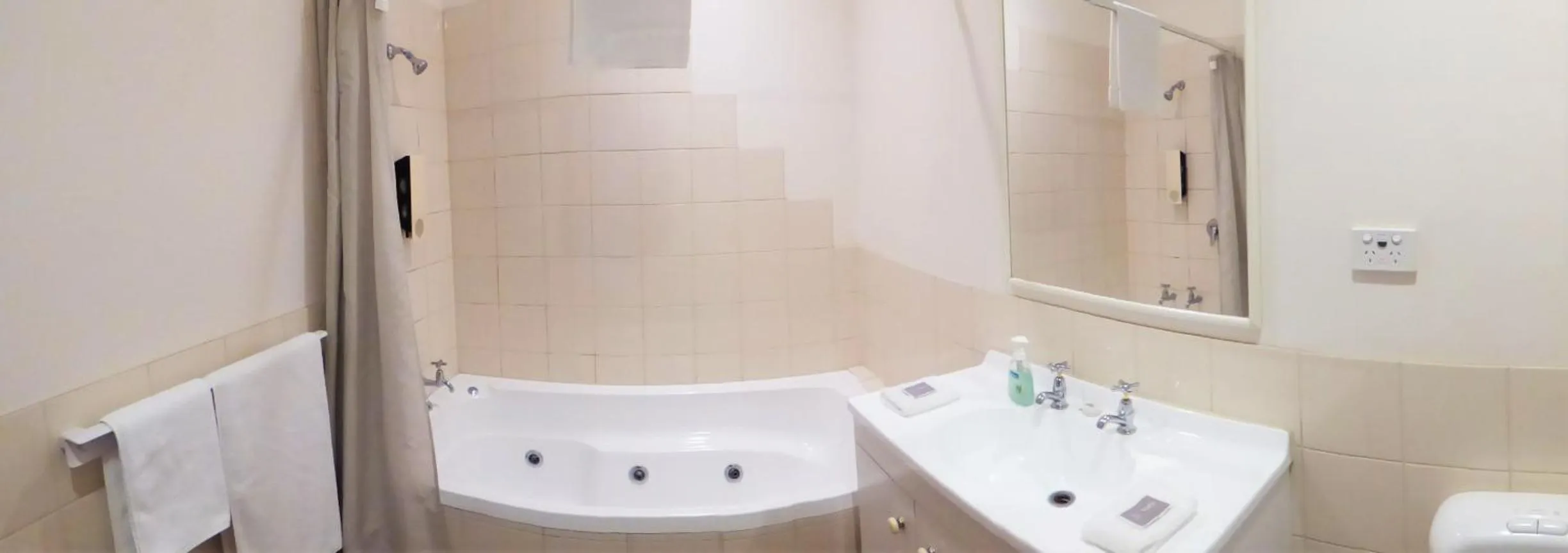 Bathroom in The Esplanade Motel & Conference Centre