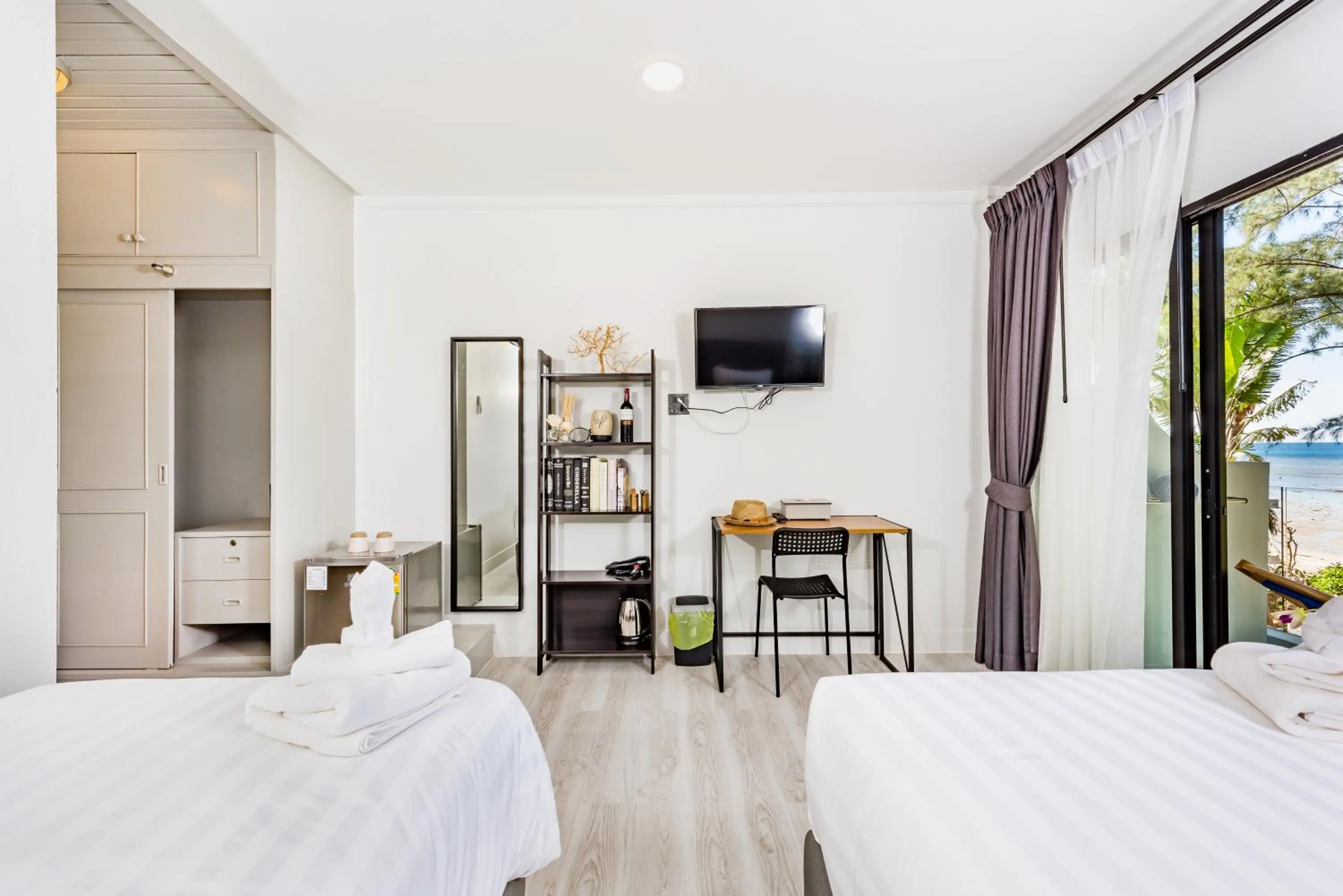 Communal lounge/ TV room, Bed in Thai Kamala Beach Front