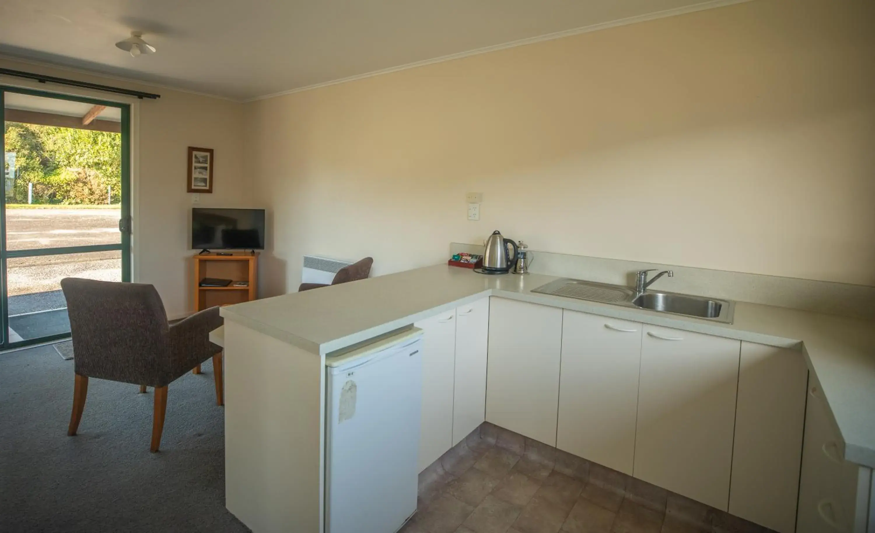 kitchen in Rainforest Motel kitchen in Rainforest Motel