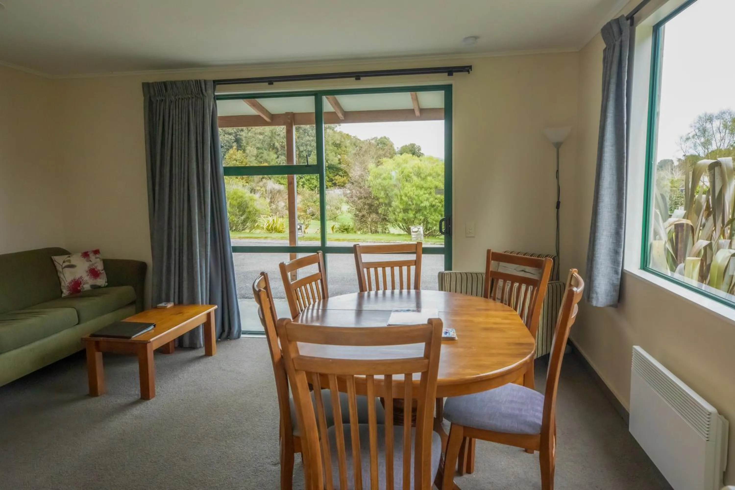 Living room in Rainforest Motel