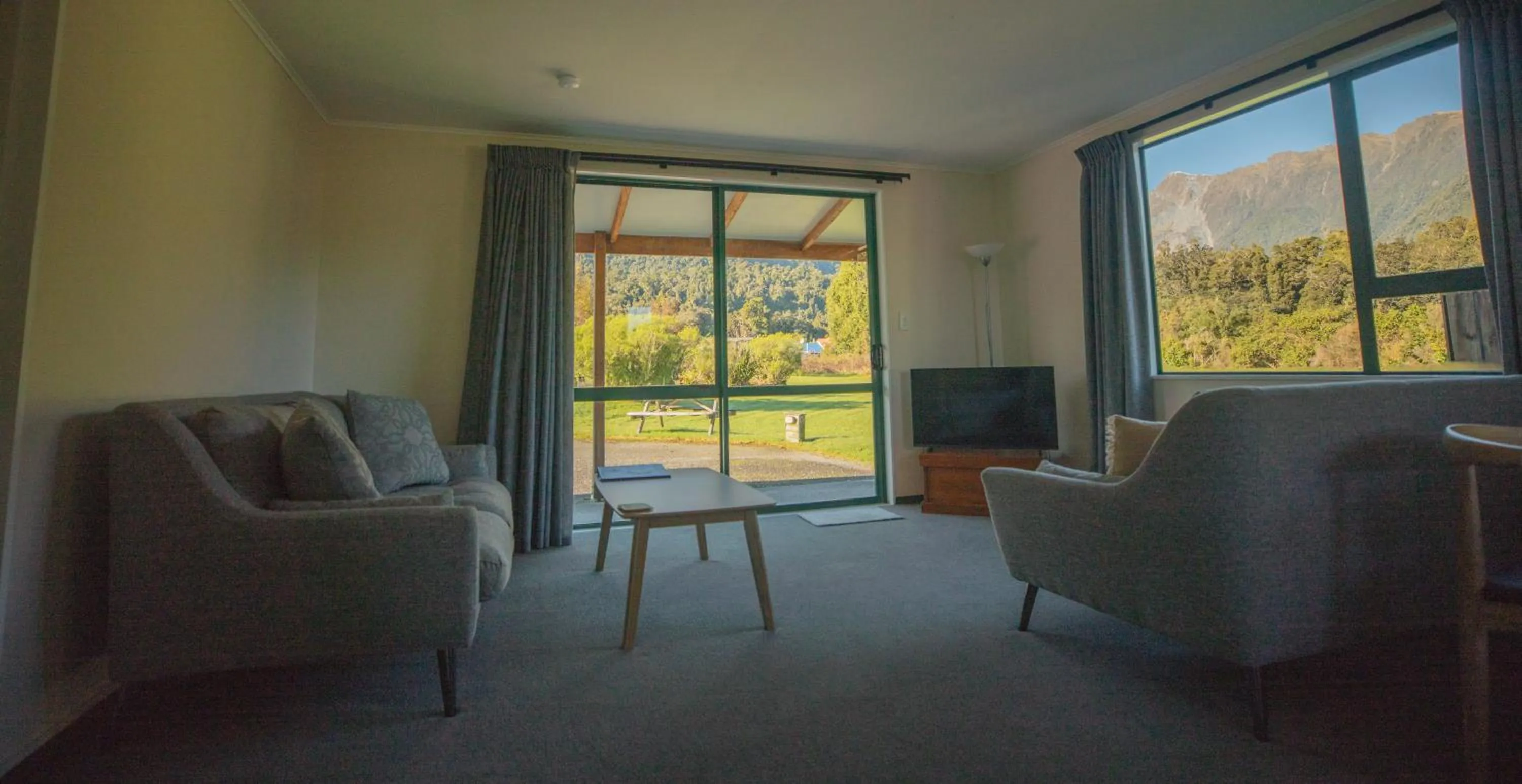 Living room in Rainforest Motel
