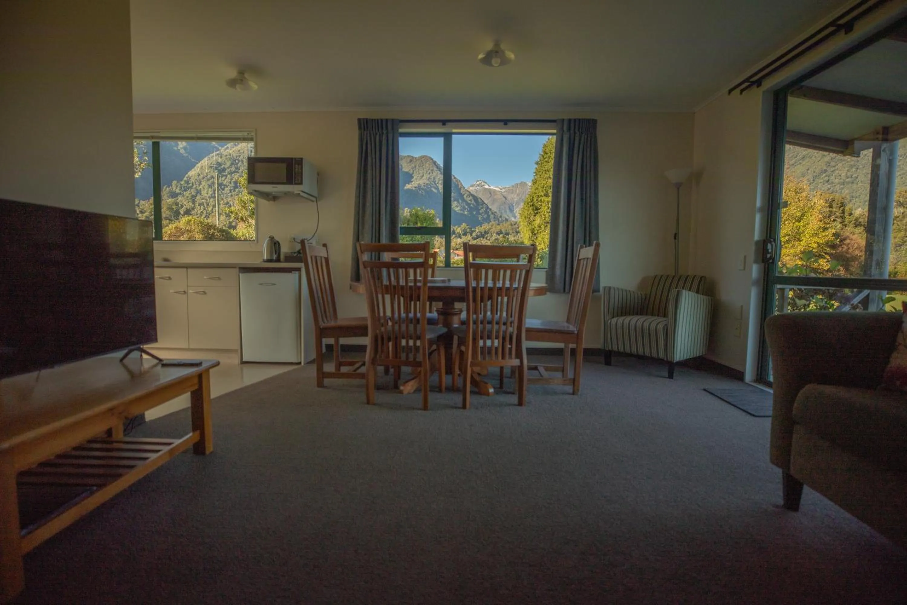 Living room in Rainforest Motel
