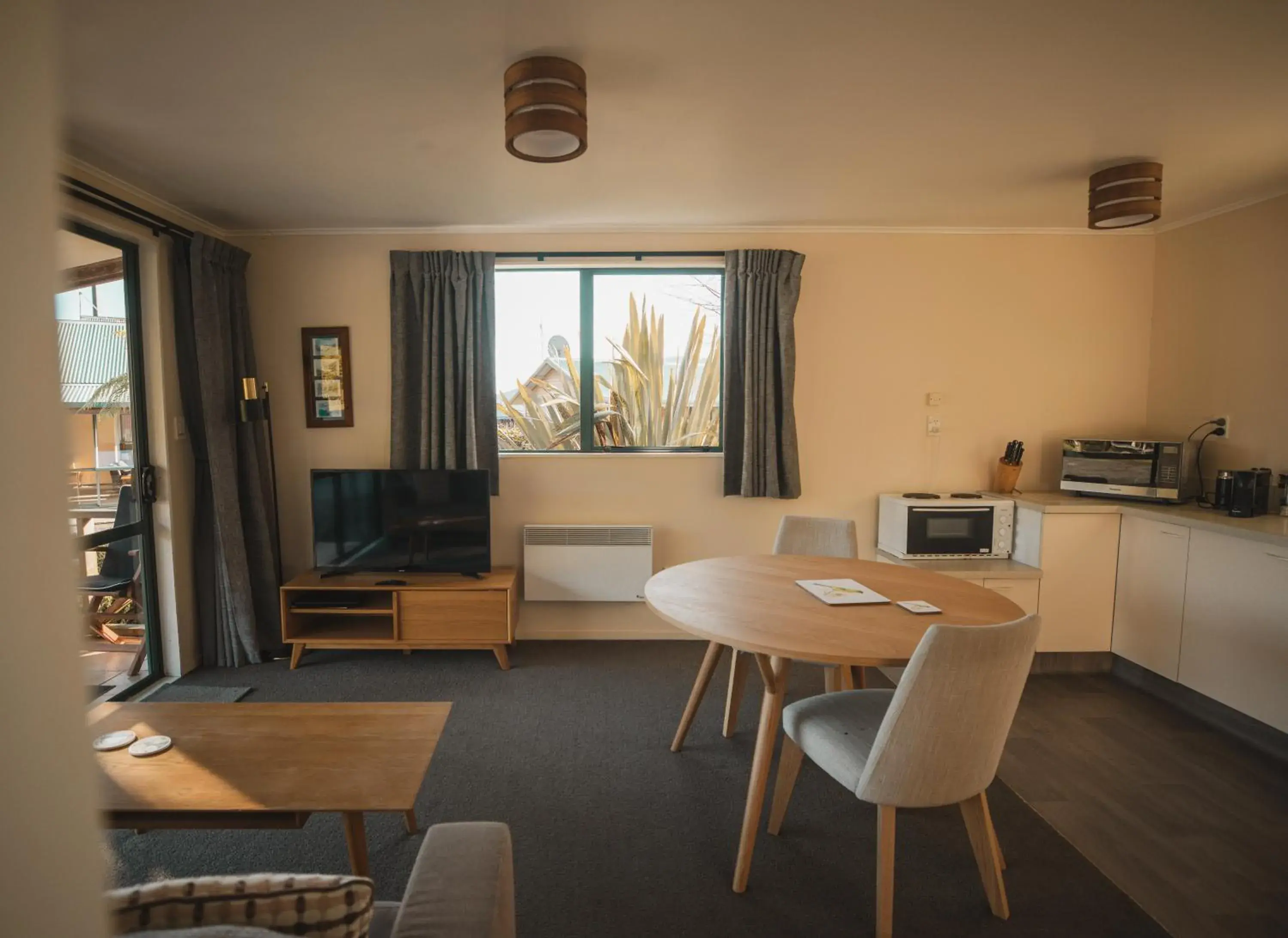 Seating area in Rainforest Motel Seating area in Rainforest Motel