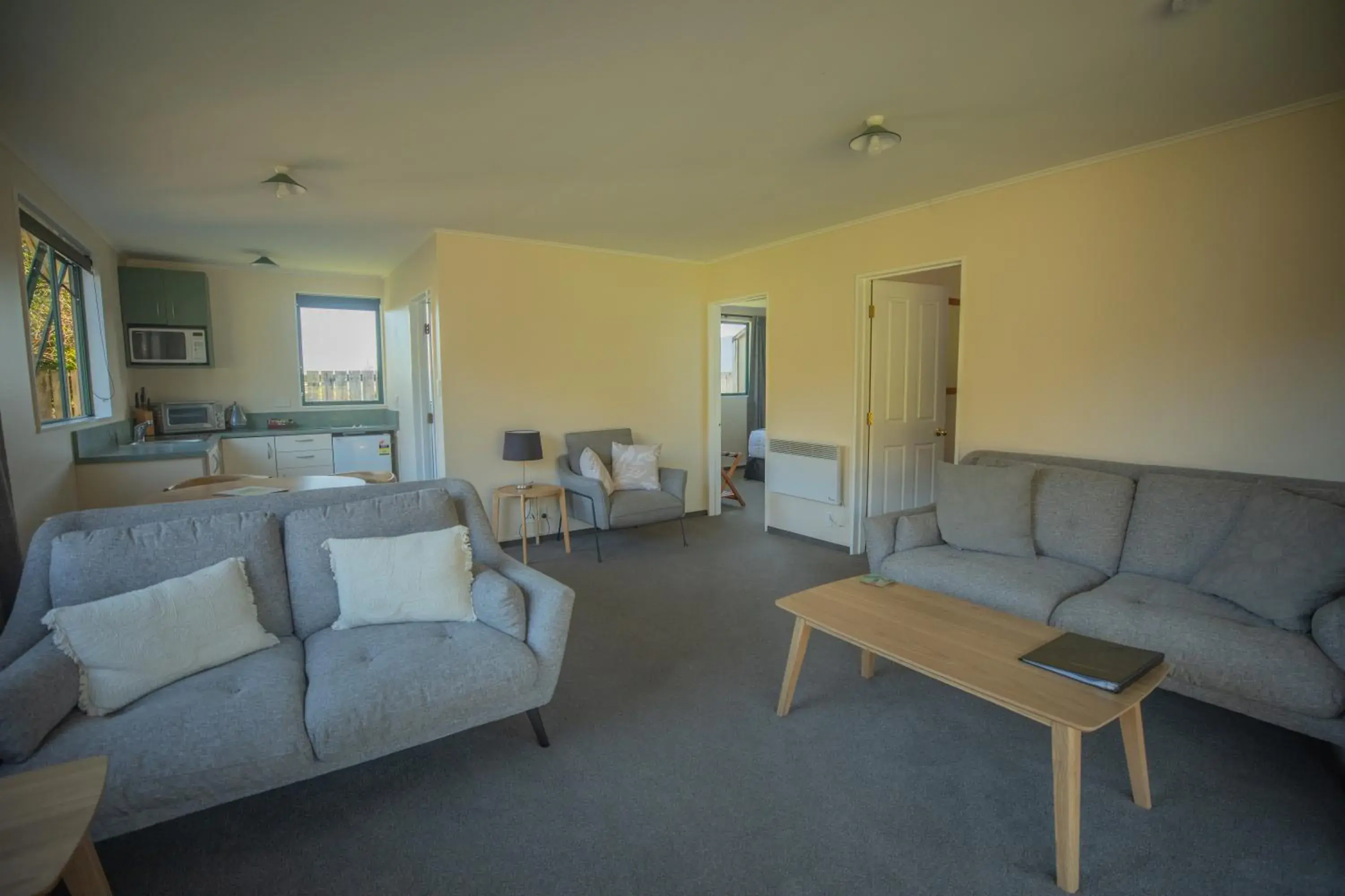 Living room in Rainforest Motel Living room in Rainforest Motel