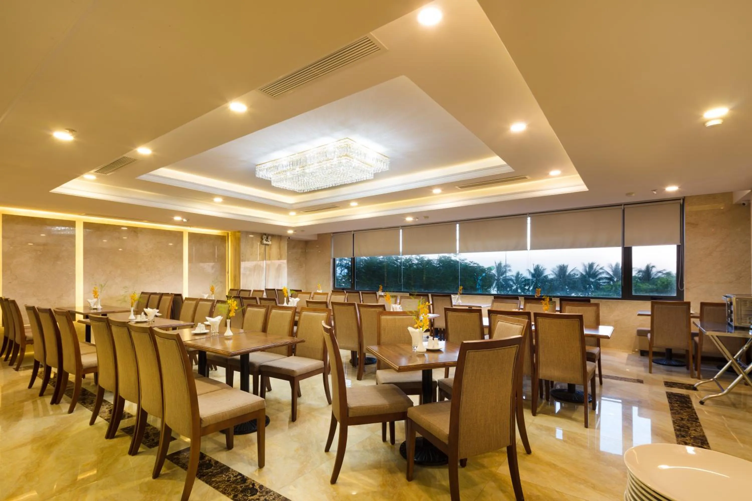 Restaurant/places to eat in Sea Pearl Hotel