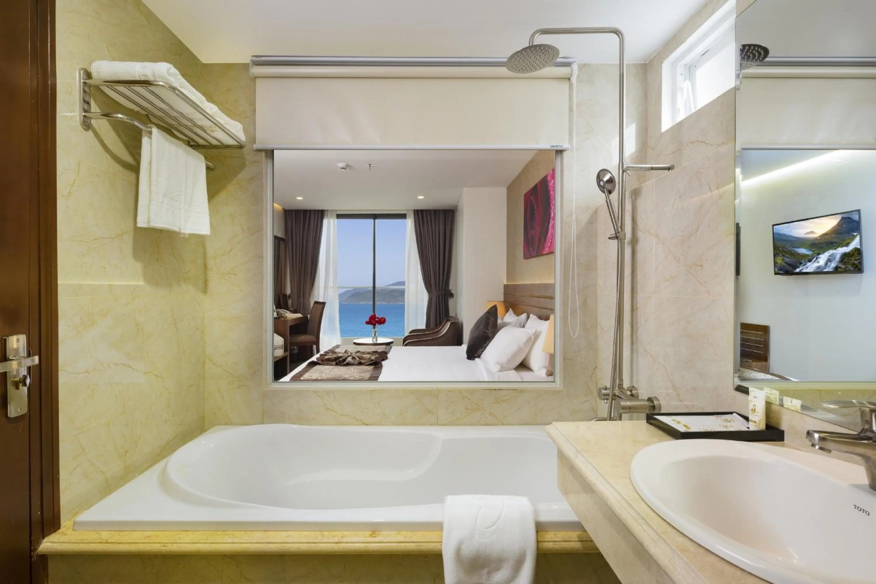 Hot Tub, Bed in Sea Pearl Hotel