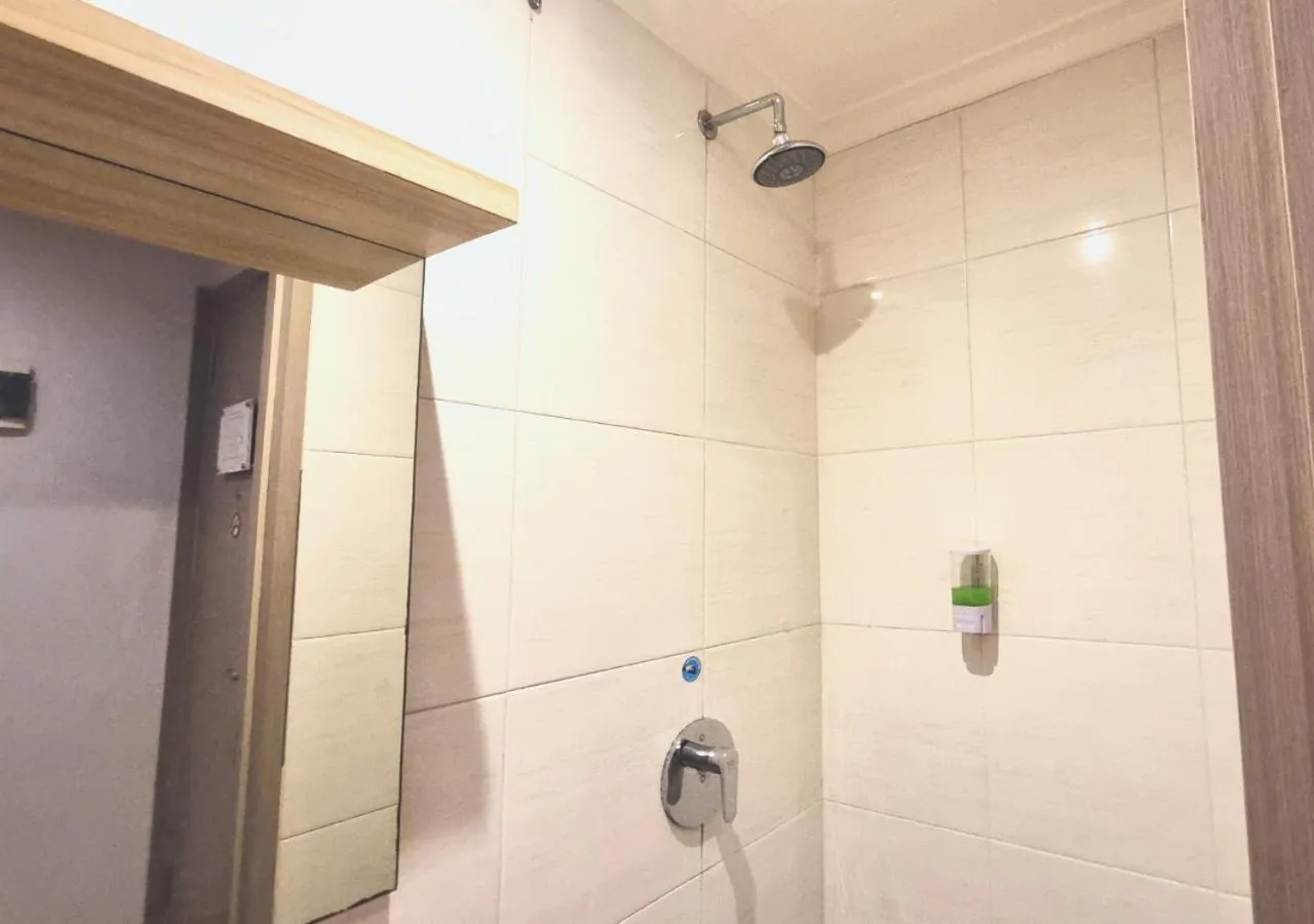 Toilet in Central Front One Inn Jakarta Airport