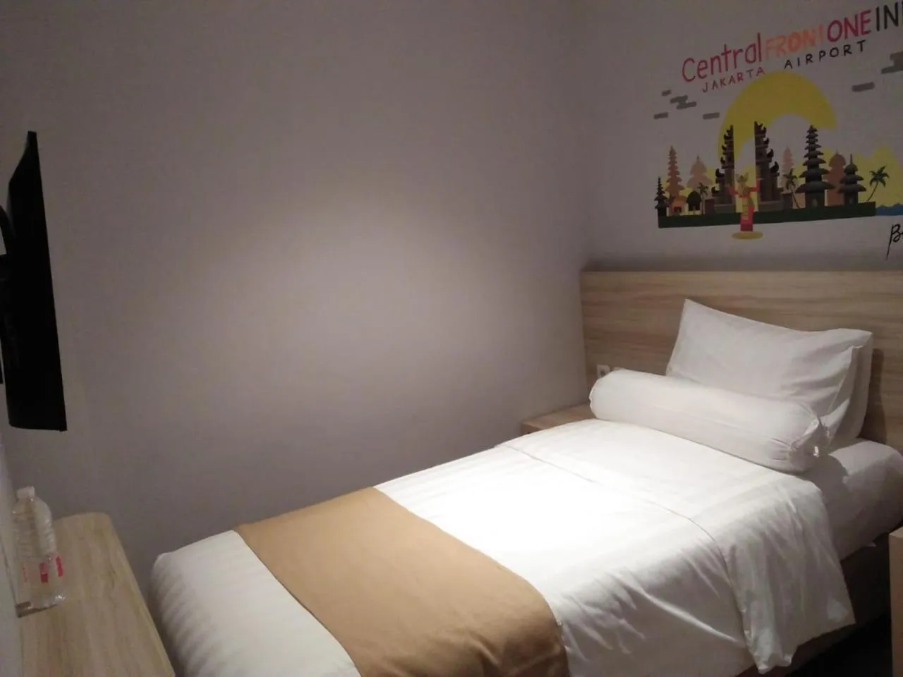 Bed in Central Front One Inn Jakarta Airport