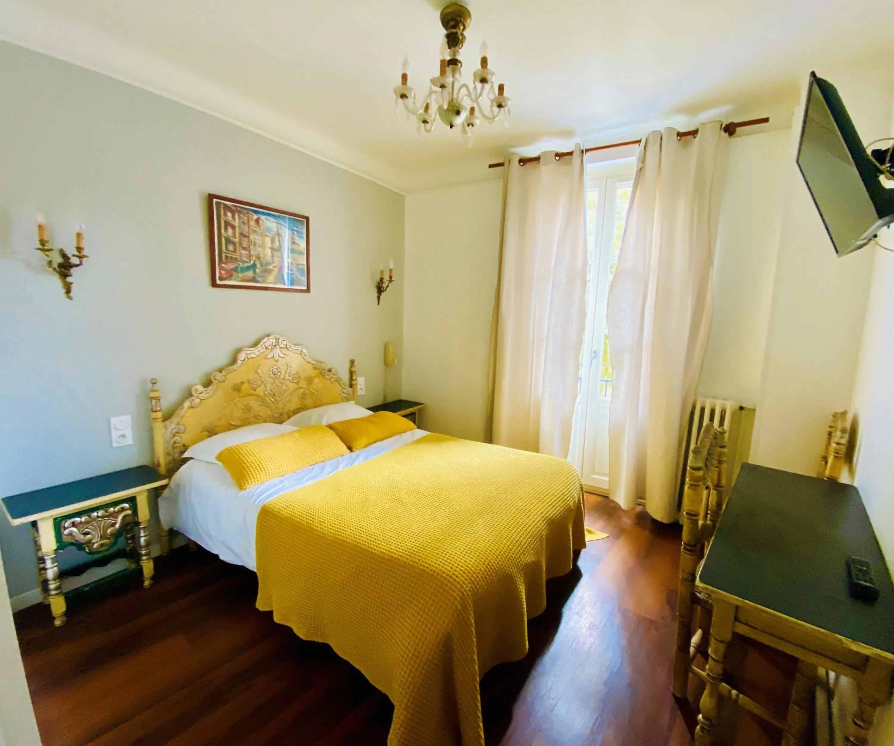 Double Room frontage in Hôtel des Templiers