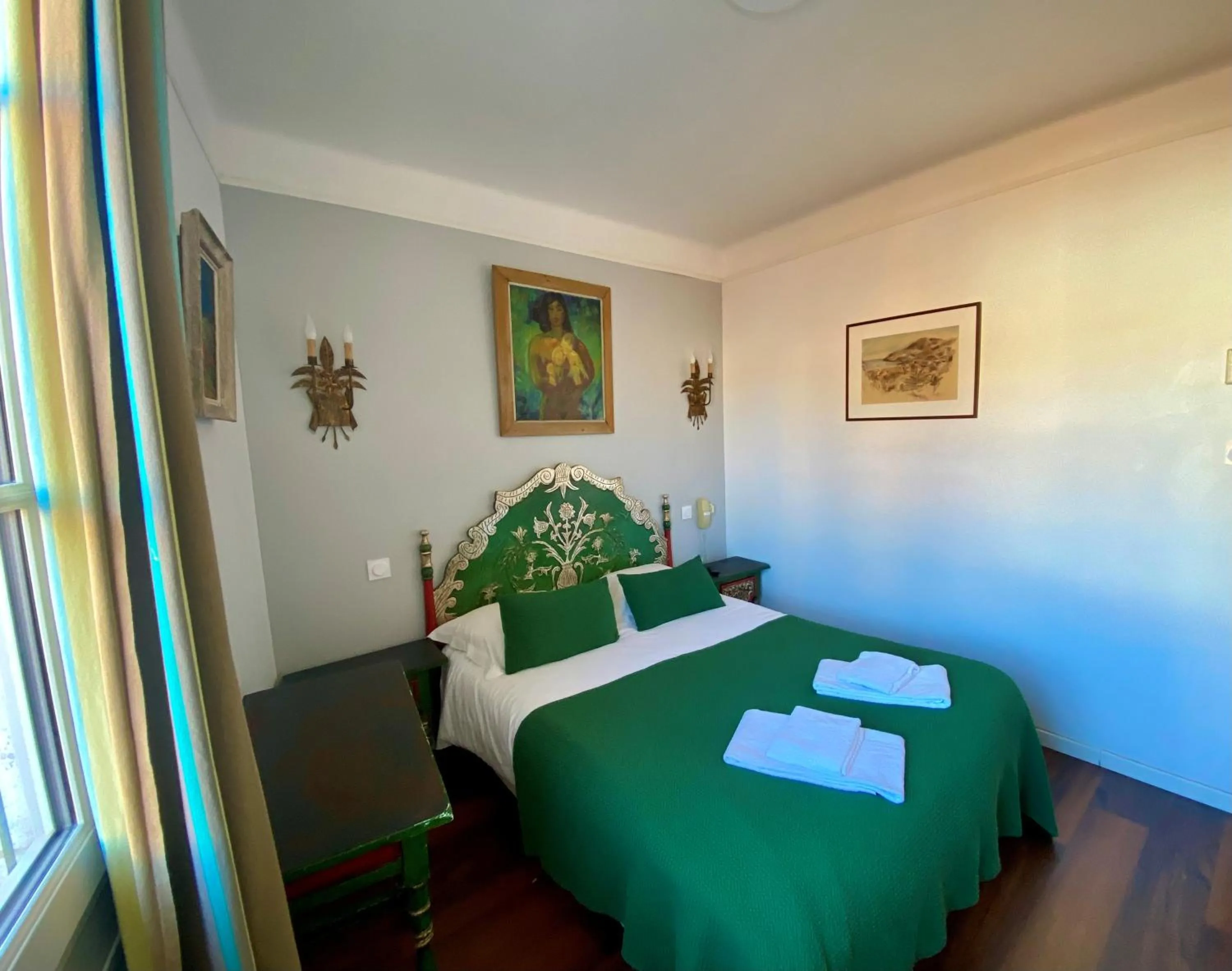Standard Double Room with Shower in Hôtel des Templiers