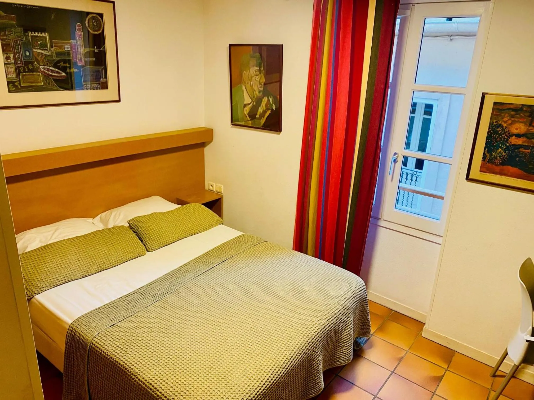 Double Room with Bath in Hôtel des Templiers