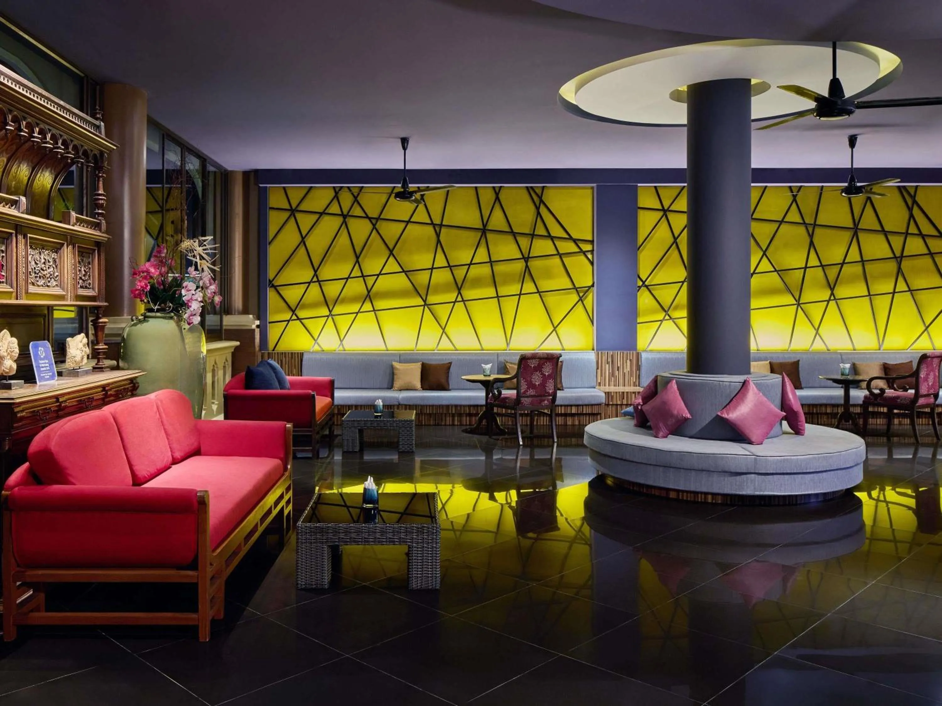 Lounge or bar in Novotel Phuket Vintage Park Resort