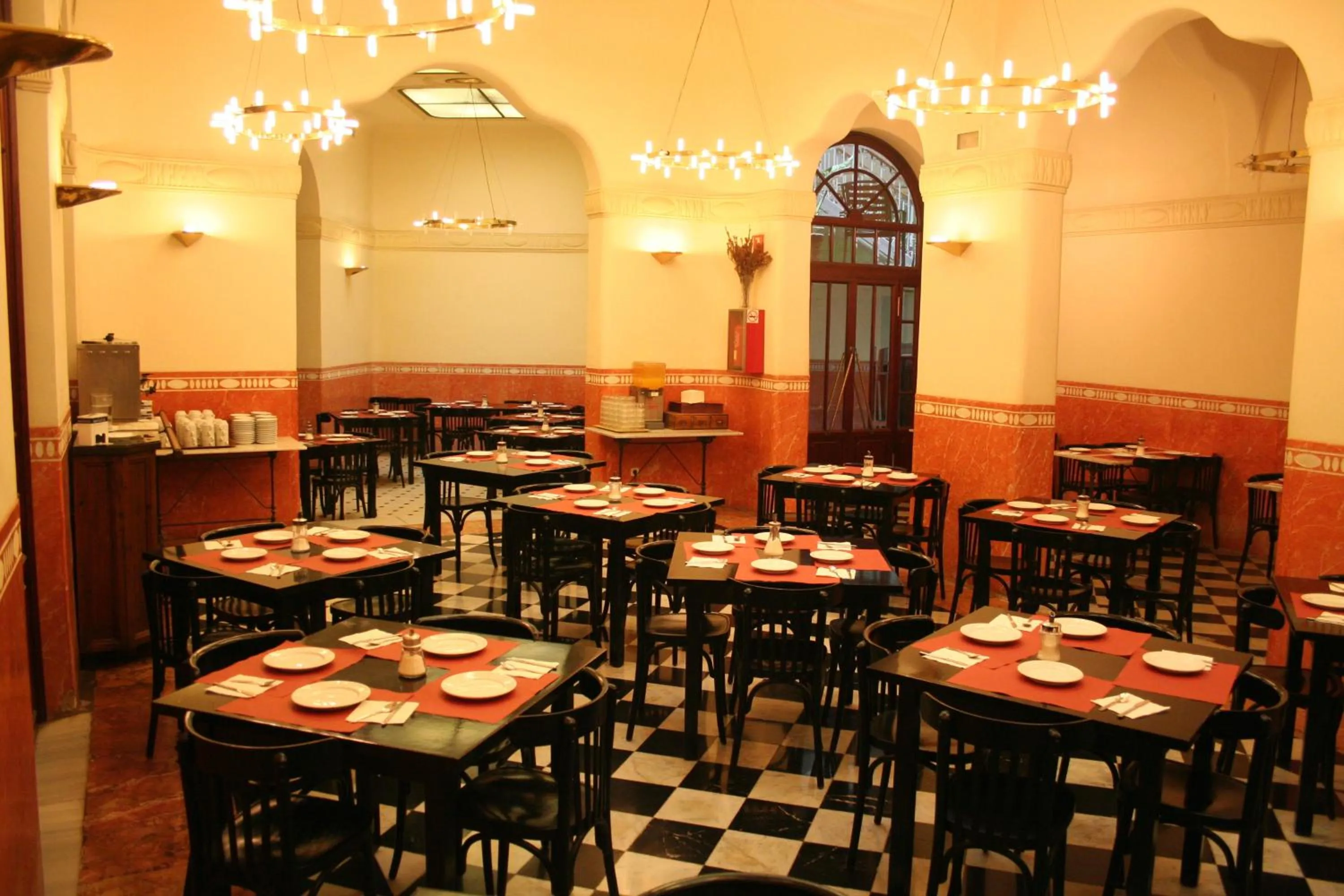 Restaurant/places to eat in Hotel Peninsular