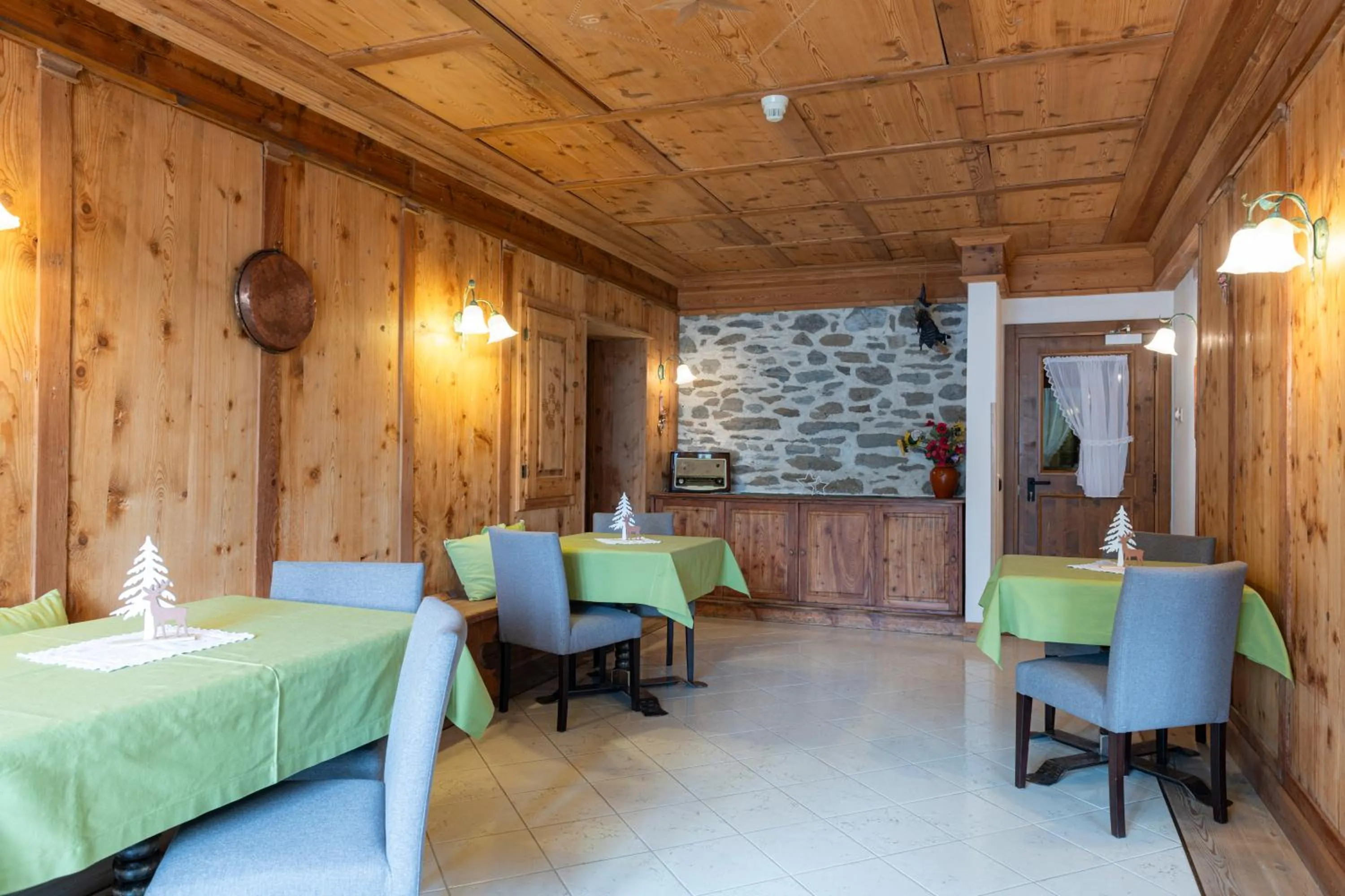 Communal lounge/ TV room in Sport Hotel Stella Alpina