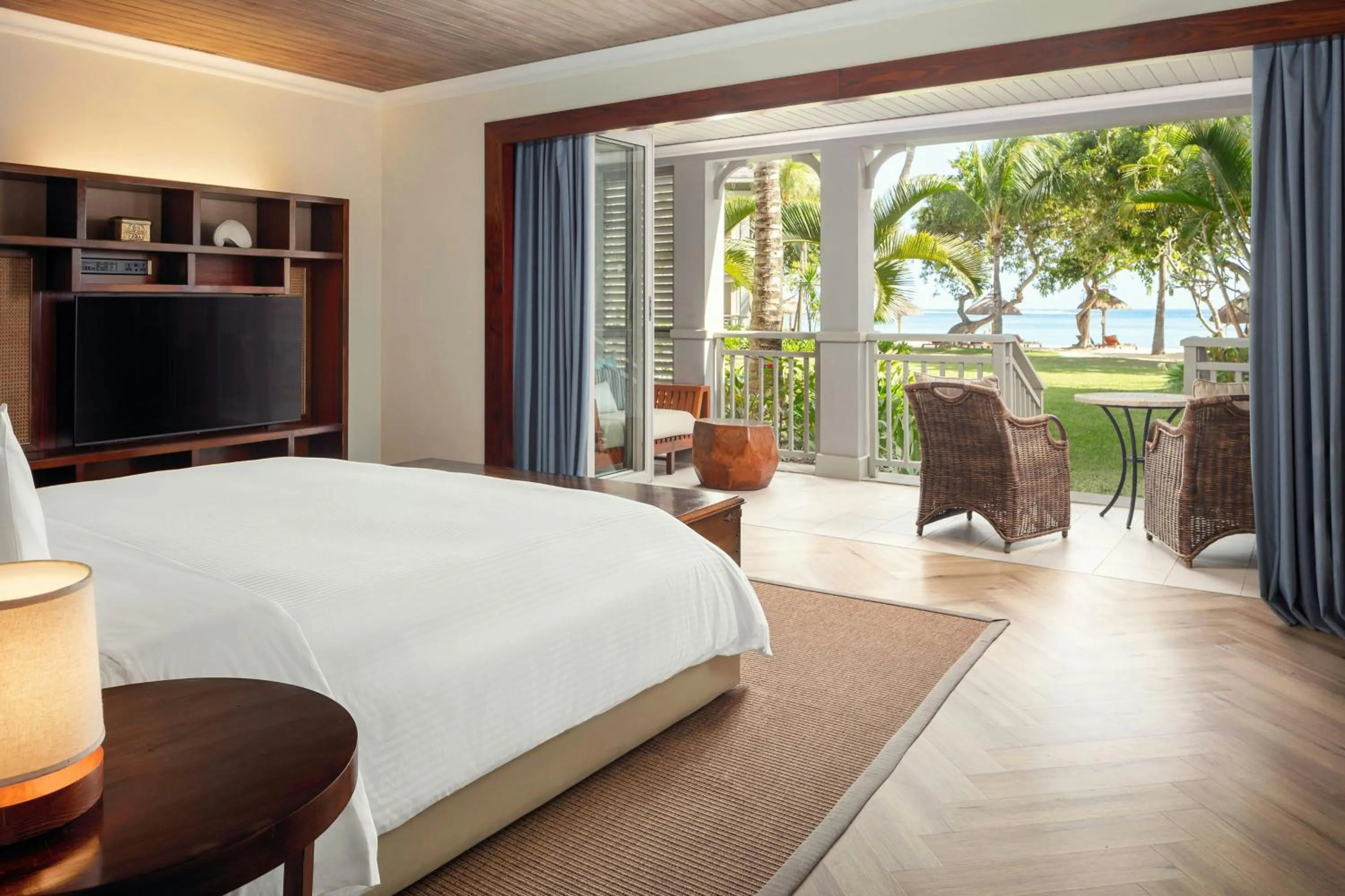 Photo of the whole room, Bed in JW Marriott Mauritius Resort