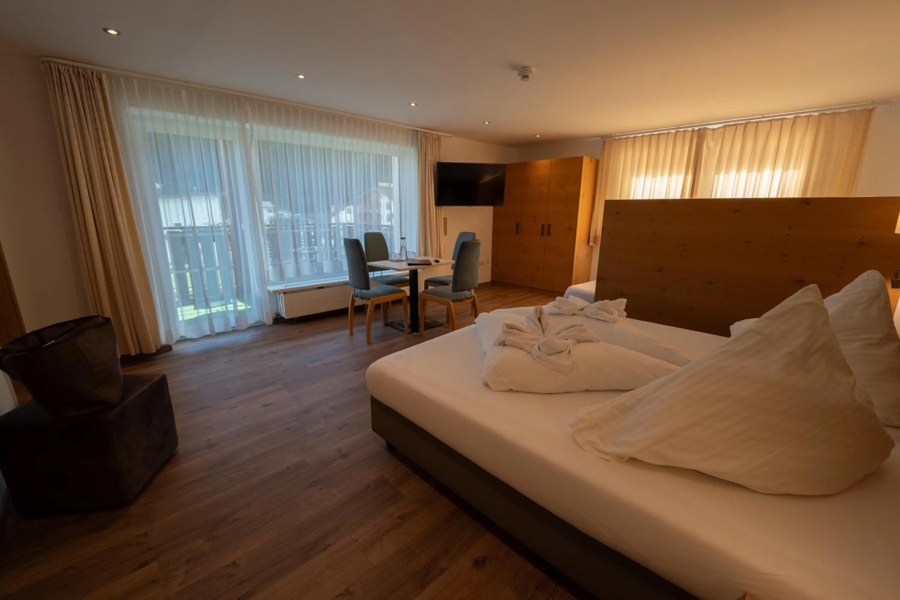 Living room, Bed in Alpenhotel Regina