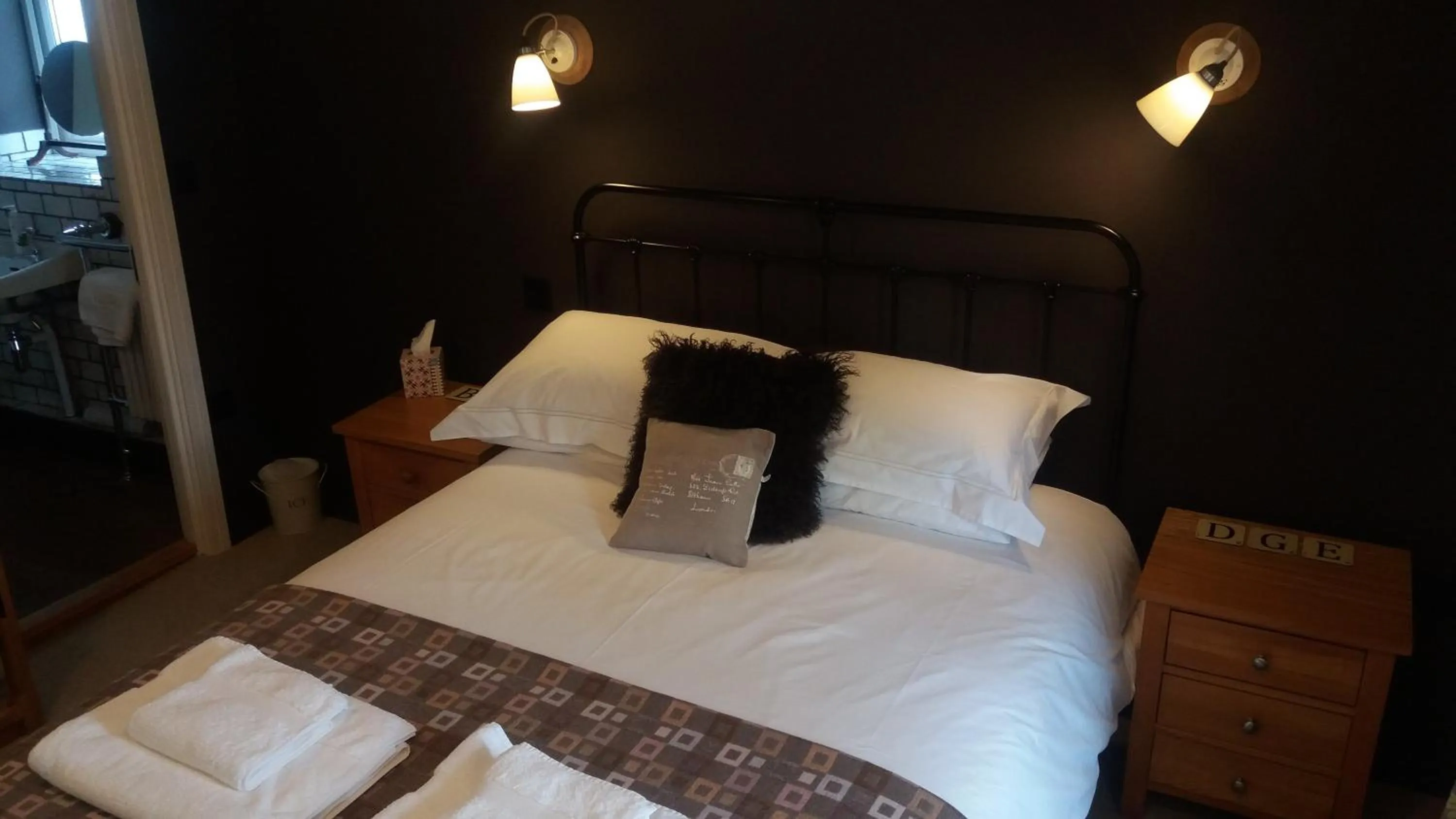 Photo of the whole room, Bed in Bridge House