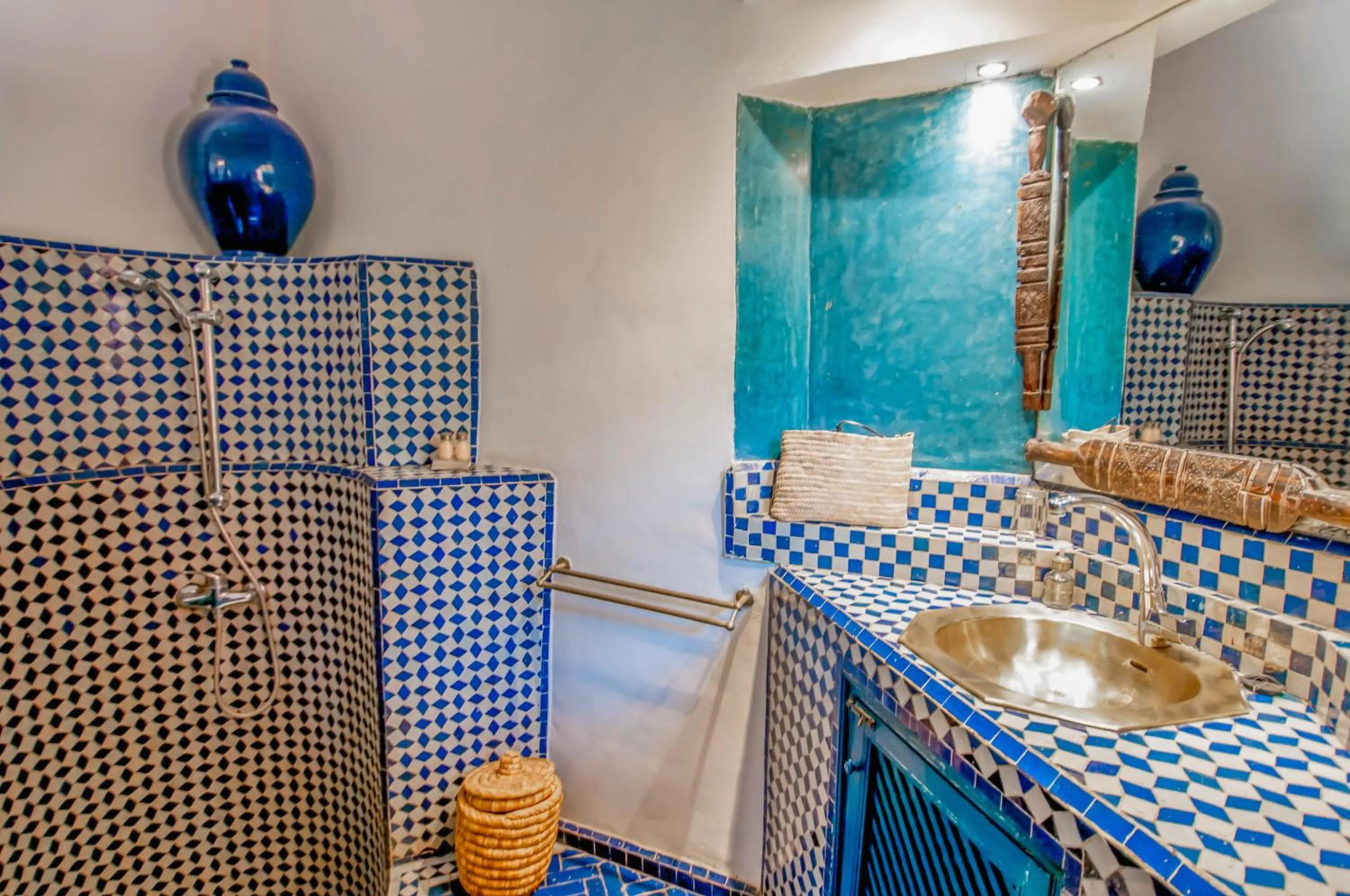 Shower in Riad Chorfa