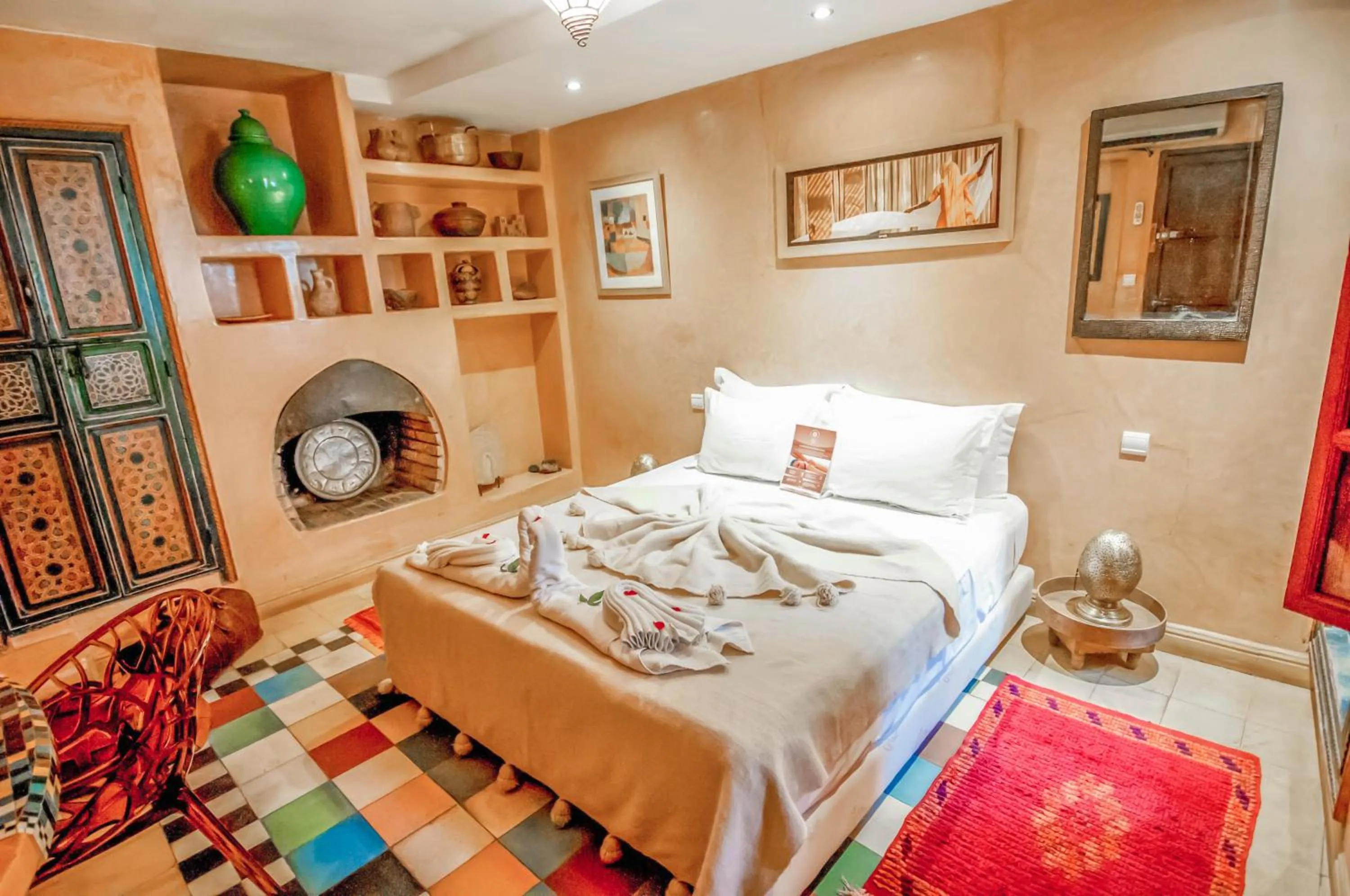 Photo of the whole room, Bed in Riad Chorfa