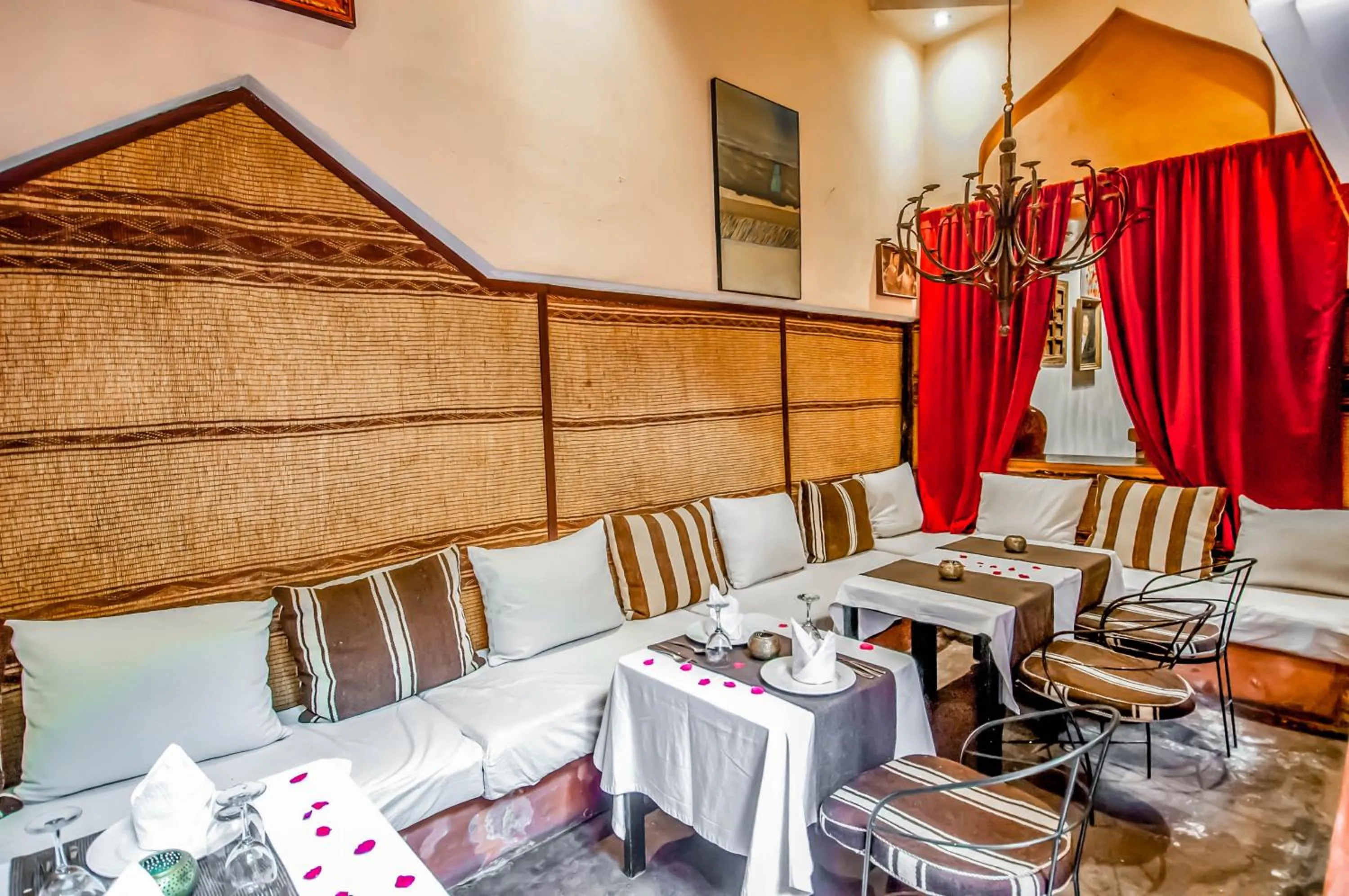 Restaurant/places to eat in Riad Chorfa