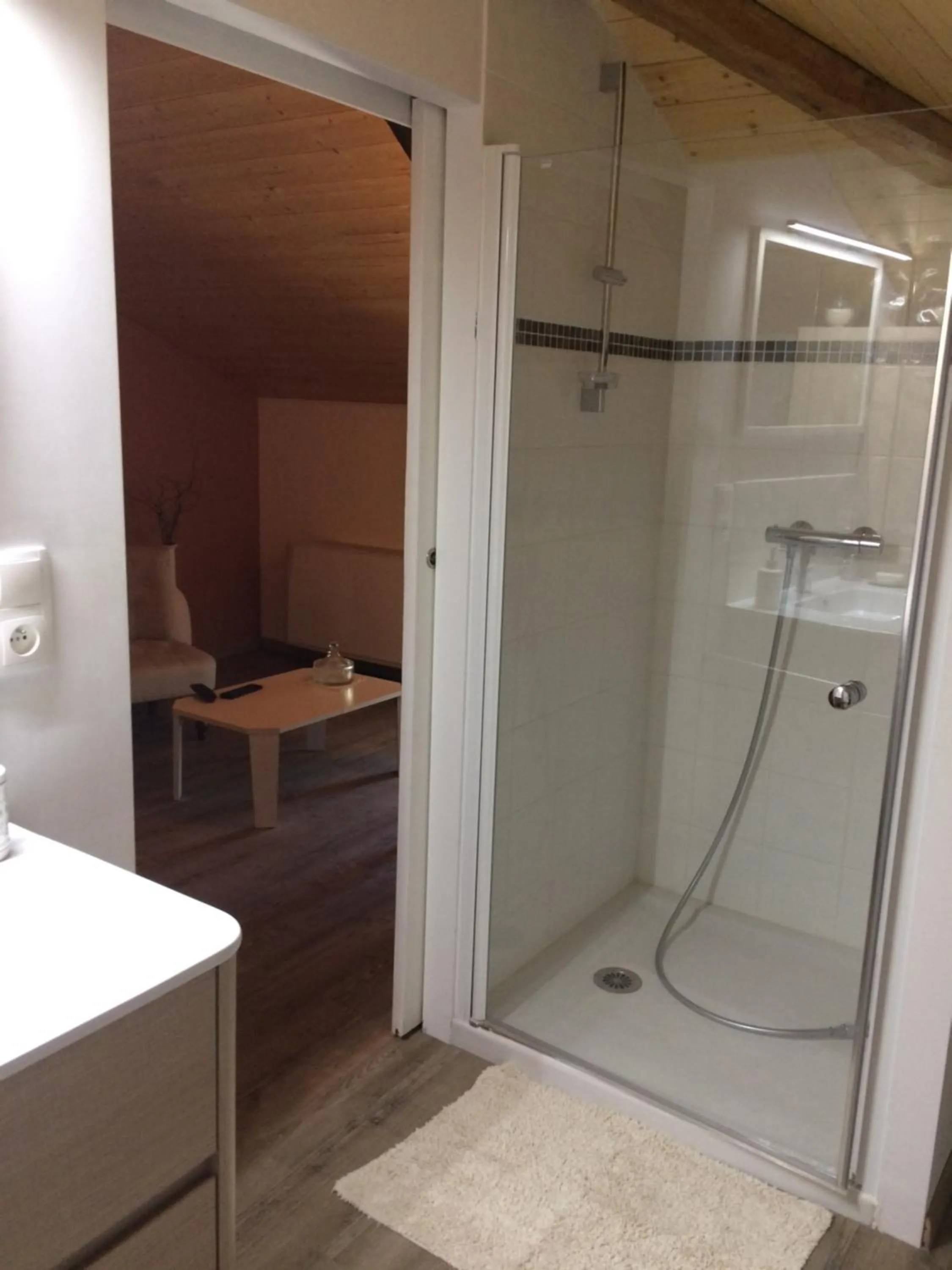 Shower in Location Chambres d'Hôtes Clodeguy No 2